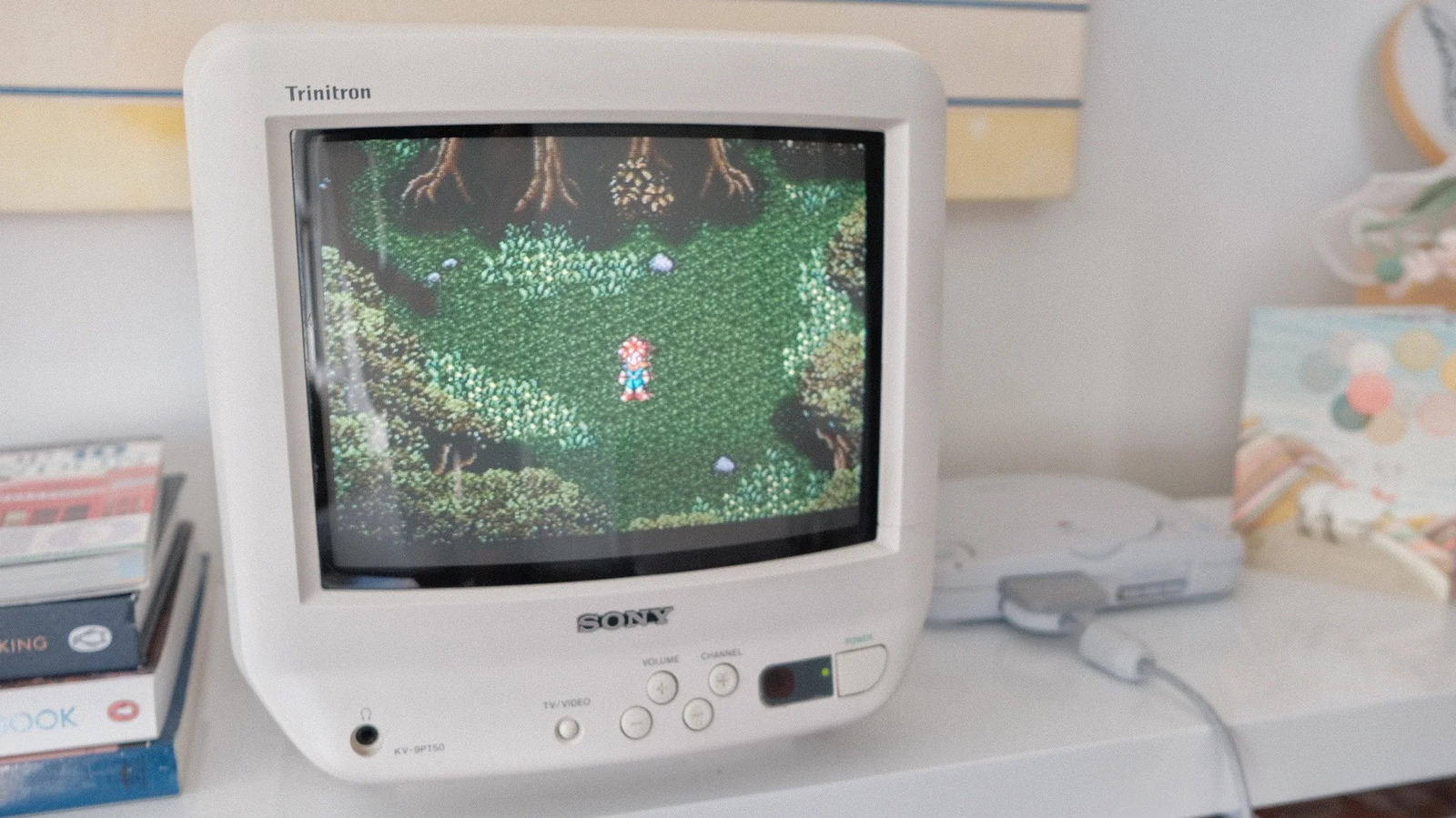 Não era só nostalgia: os jogos clássicos foram feitos para o brilho mágico dos displays CRT. Da clareza de movimento suave ao efeito de dithering que criava gradientes mais ricos, aquelas TVs pesadas faziam parte da própria arte.

Os painéis modernos expõem as imperfeições dos visuais retrô, adicionam input lag e destroem efeitos que os artistas criaram para telas de fósforo. Encontrar um CRT hoje é difícil, mas scalers modernos e emuladores com filtros CRT resgatam boa parte dessa experiência.