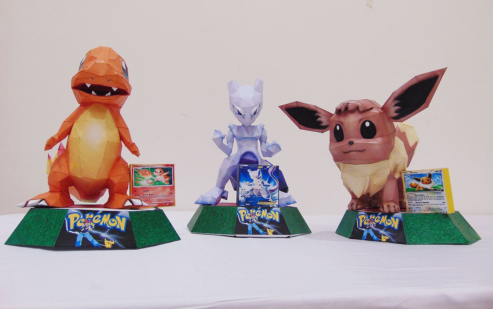 O mercado de colecionáveis da infância está em ebulição. Uma carta Pikachu Illustrator de 1998 foi vendida por US$ 16,5 milhões, e outras cartas raras passam de US$ 1 milhão. Adultos na faixa dos 30 e 40 anos estão impulsionando a demanda, usando o poder de compra para reviver a infância.

Empresas de avaliação estão sobrecarregadas: só em agosto, mais de 1,3 milhão de cartas Pokémon foram analisadas, dez vezes mais que em 2021. Eventos reúnem milhares de pessoas e a segurança virou preocupação. Mas, enquanto a nostalgia vira ativo especulativo, vale perguntar: é paixão ou bolha? A indústria de games precisa valorizar criadores e trabalhadores, não apenas lucrar com memórias.