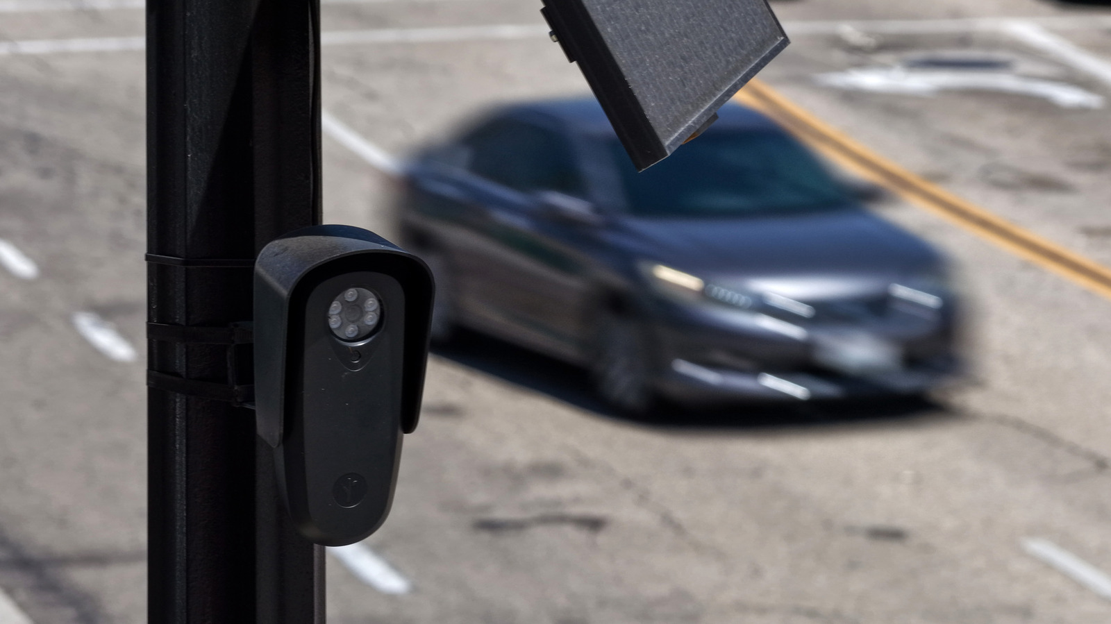A Flock Safety, empresa que espalhou leitores de placas com inteligência artificial pelas ruas dos Estados Unidos, planeja cortar 18 por cento do seu quadro de funcionários, cerca de 270 vagas, até o fim de outubro. A medida chega em meio a uma rejeição rara e bipartidária, com cidades, estados e cidadãos comuns se voltando contra a sua rede de vigilância cada vez maior.

A companhia foi banida das rodovias da Flórida, perdeu financiamento estatal no Texas e teve o contrato recusado pelo Departamento de Polícia de Los Angeles, enquanto vídeos virais de pessoas desmontando suas câmeras continuam se espalhando nas redes. Críticos afirmam que a tecnologia alimenta um estado de vigilância silencioso e corrói liberdades civis de todos, independentemente de posição política.

As demissões revelam uma contradição profunda: um negócio construído sobre monitoramento movido a lucro agora desmorona sob a pressão da indignação pública. É um lembrete claro de que a mobilização das pessoas, e não o marketing corporativo, pode frear a normalização da vigilância em massa.