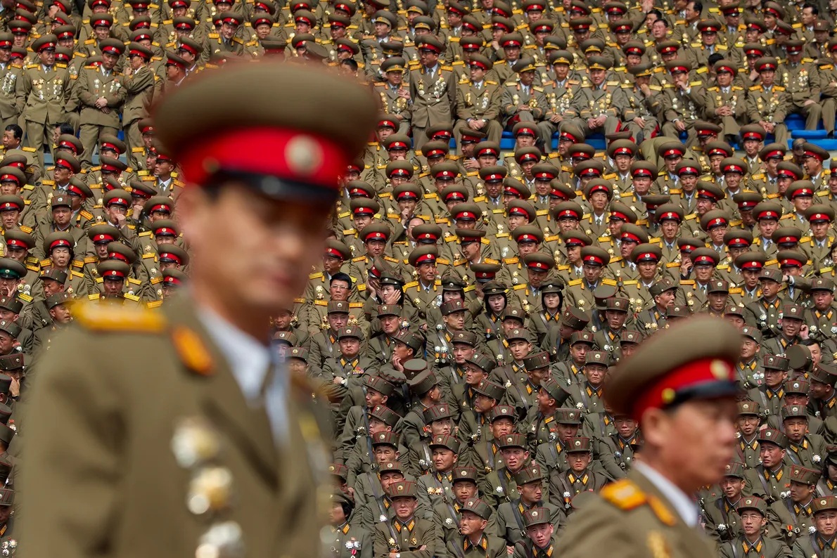 Em um movimento geopolítico ousado, a Coreia do Norte recusou a oferta de Donald Trump de reduzir os exercícios militares conjuntos entre EUA e Coreia do Sul. Depois de décadas de promessas quebradas e da ameaça constante de aniquilação, um gesto simbólico não é suficiente.

Com Pyongyang agora ancorada em alianças com Rússia e China, Washington já não tem a mesma capacidade de pressão. O artigo explica por que a verdadeira paz na Coreia exige mais do que cortes simbólicos em manobras militares — exige o desmonte da ordem militar liderada pelos EUA na região.