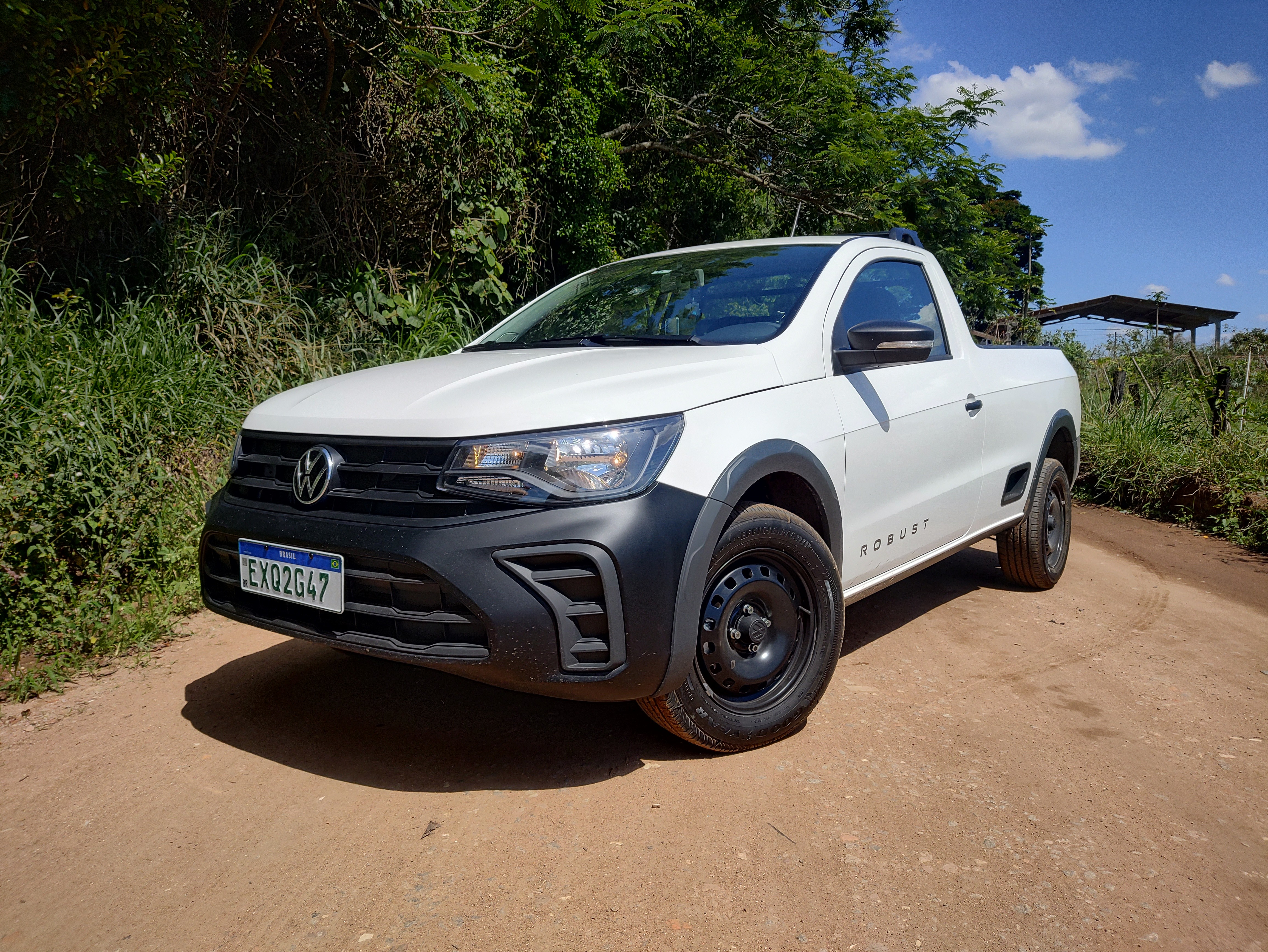 A Volkswagen acaba de lançar uma versão revolucionária da icônica Saveiro: um modelo exclusivo a etanol que reduz o preço para apenas R$ 111.490. São R$ 4.200 mais barato que a versão flex, tornando-se a Saveiro mais acessível da linha. Essa jogada ousada faz parte do Programa Carro Sustentável, que zera o IPI para veículos de alta eficiência energética.

Com motor 1.6 MSI de 116 cv e câmbio manual de cinco marchas, a Saveiro a etanol emite apenas 50 g de CO2 equivalente por km, contra 106 g da versão flex. Os engenheiros dedicaram mais de 740 horas para otimizar a partida a frio e a dirigibilidade, alcançando uma melhoria de 5% no consumo urbano. É uma vitória para o planeta e para o seu bolso.