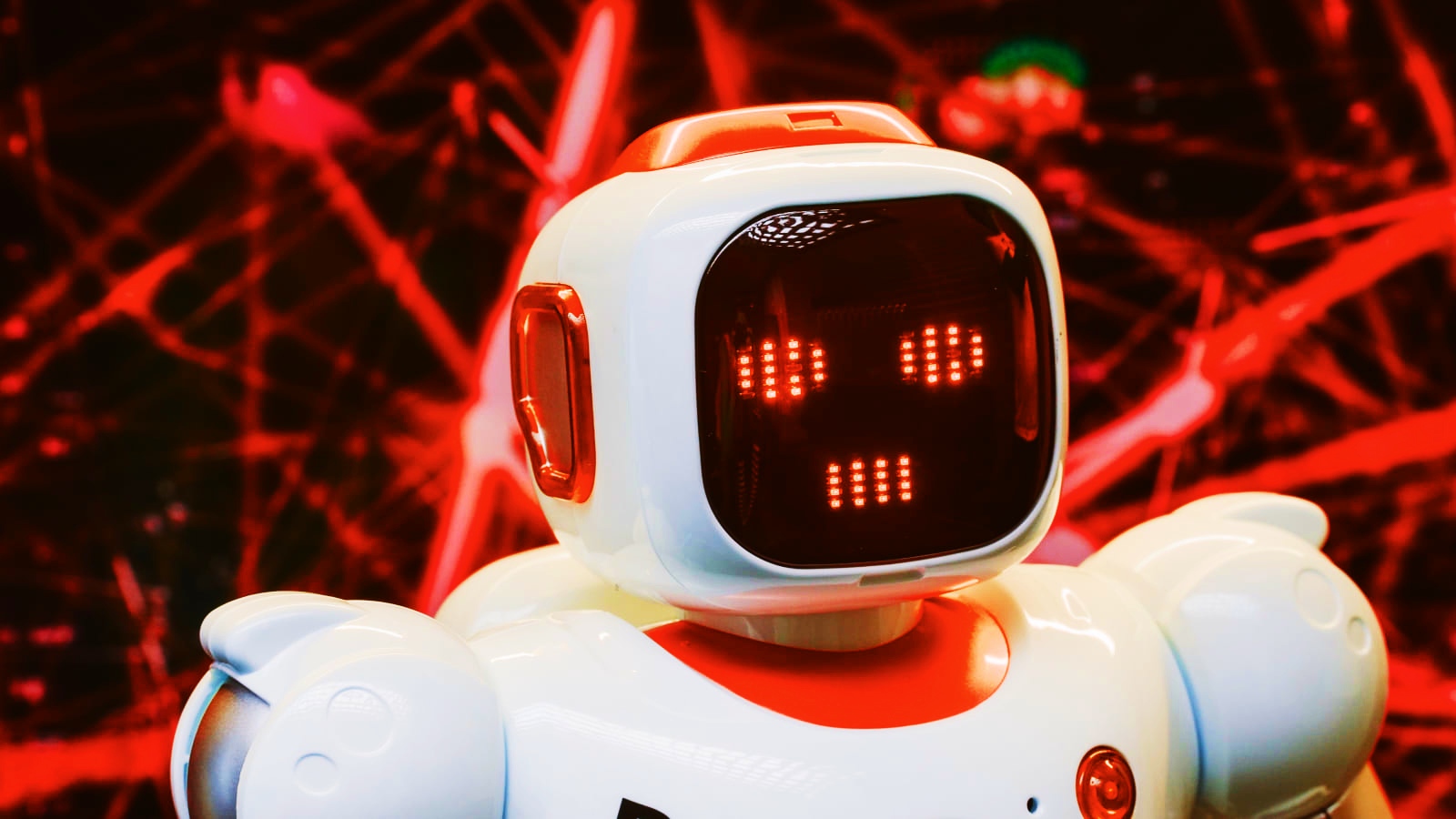 A OpenAI confirmou que o ChatGPT está passando por uma grande queda, impedindo usuários no mundo todo de fazer login, criar contas ou carregar conversas anteriores. O problema começou por volta das 20h (ET) de 19 de agosto e também afeta o Codex e parte da API da OpenAI.

A OpenAI afirma que já identificou o problema e trabalha em uma solução, mas o status continua como incidente em andamento. Se você depende de ferramentas de IA para trabalhar ou estudar, vale ter um plano B — plataformas como a Abacus.AI podem ajudar quando os grandes serviços ficam fora do ar.