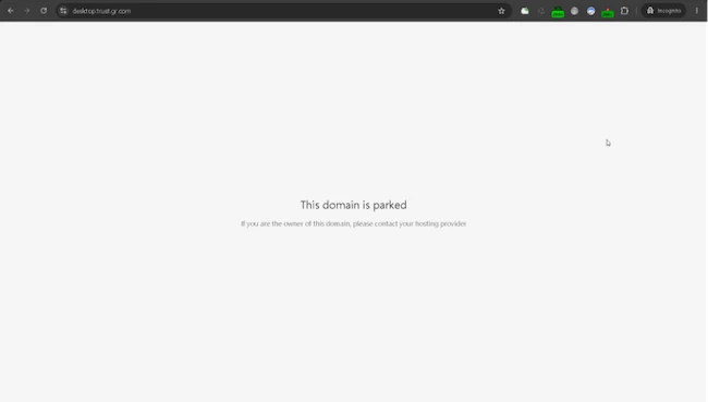 Cibercriminosos estão transformando os resultados de busca em uma armadilha. Uma nova tática chamada Chameleon SEO Poisoning usa sites falsos de bancos que aparecem no Google e no Bing, mas só exibem uma página de login fraudulenta quando o visitante vem de um resultado de busca. Quem acessa o mesmo endereço diretamente vê um site totalmente fora do ar, o que ajuda os golpes a escapar dos scanners de segurança por dias ou até semanas.

A unidade de inteligência da Fortra monitorou a técnica por três meses e registrou um aumento de 40% nos casos no segundo trimestre de 2026. Os golpistas usam domínios typosquat em extensões como .ph.com e .gr.com para se passar por grandes bancos e roubar credenciais.

A melhor defesa é simples: não pesquise pela página de login do seu banco. Salve nos favoritos ou use o aplicativo oficial. Para equipes de segurança, simular referrer e emulação de navegador já deveriam ser etapas padrão para identificar essas páginas de phishing. E, ao acessar sua conta em uma rede pública, um serviço como o ProtonVPN pode adicionar uma camada extra de proteção.
