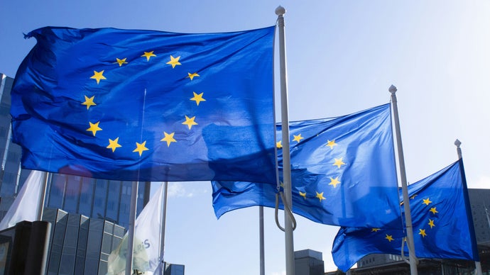 Um rascunho do EU KIDS Act acaba de surgir, e se for aprovado vai valer para todo jogo online vendido no território da União Europeia, forçando mudanças profundas em recursos que os jogadores consideram garantidos. O texto é amplo o suficiente para abranger desde mundos sandbox gigantes até o modo multiplayer de um jogo em disco, exigindo que os provedores garantam que o uso excessivo por menores não seja incentivado.

Isso significa que táticas manipuladoras de engajamento podem finalmente entrar na mira: bônus de login, recompensas por sequência e punições por não jogar seriam frequentemente proibidos, junto com regras mais rígidas de contato entre menores e outros usuários por meio de controles parentais e verificação de idade obrigatórios. A transparência sobre moedas virtuais e sistemas de recompensa variável também volta ao centro do debate, um golpe direto na economia de lootboxes que há anos pressiona os jogadores.

O rascunho ainda precisa ser aprovado pelo Parlamento Europeu e pelos estados-membros, então nada está definido. Mas o sinal é enorme: os reguladores cansaram de deixar o design movido a lucro ditar como uma geração joga, e estúdios que construíram receita em cima de pressão e padrões obscuros deveriam começar a prestar atenção.