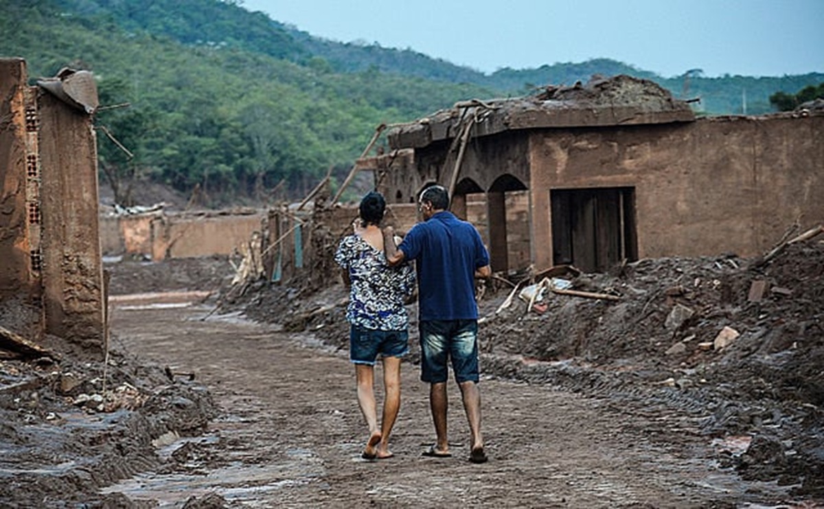 Em uma vitória histórica para as vítimas e para o meio ambiente, o Tribunal Regional Federal da 6ª Região reformou a absolvição de 2024 e condenou a Samarco e três ex-gerentes pelo rompimento da barragem de Fundão, em Mariana (MG). A decisão devolve a responsabilização criminal por um desastre que matou 19 pessoas e contaminou a bacia do Rio Doce em 2015.

Dois ex-gerentes foram condenados a oito anos e nove meses de prisão, e outro a sete anos, três meses e 15 dias. A mineradora também terá de pagar multa de cerca de R$ 6 milhões, ficará dez anos proibida de contratar com o poder público e terá que destinar R$ 1 milhão ao Fundo Nacional do Meio Ambiente.

Familiares das vítimas comemoraram a decisão como uma sensação de justiça depois de mais de uma década de impunidade. A empresa afirma que vai recorrer, mas o julgamento já entra para a história como um marco na luta contra a impunidade corporativa em crimes ambientais no Brasil.