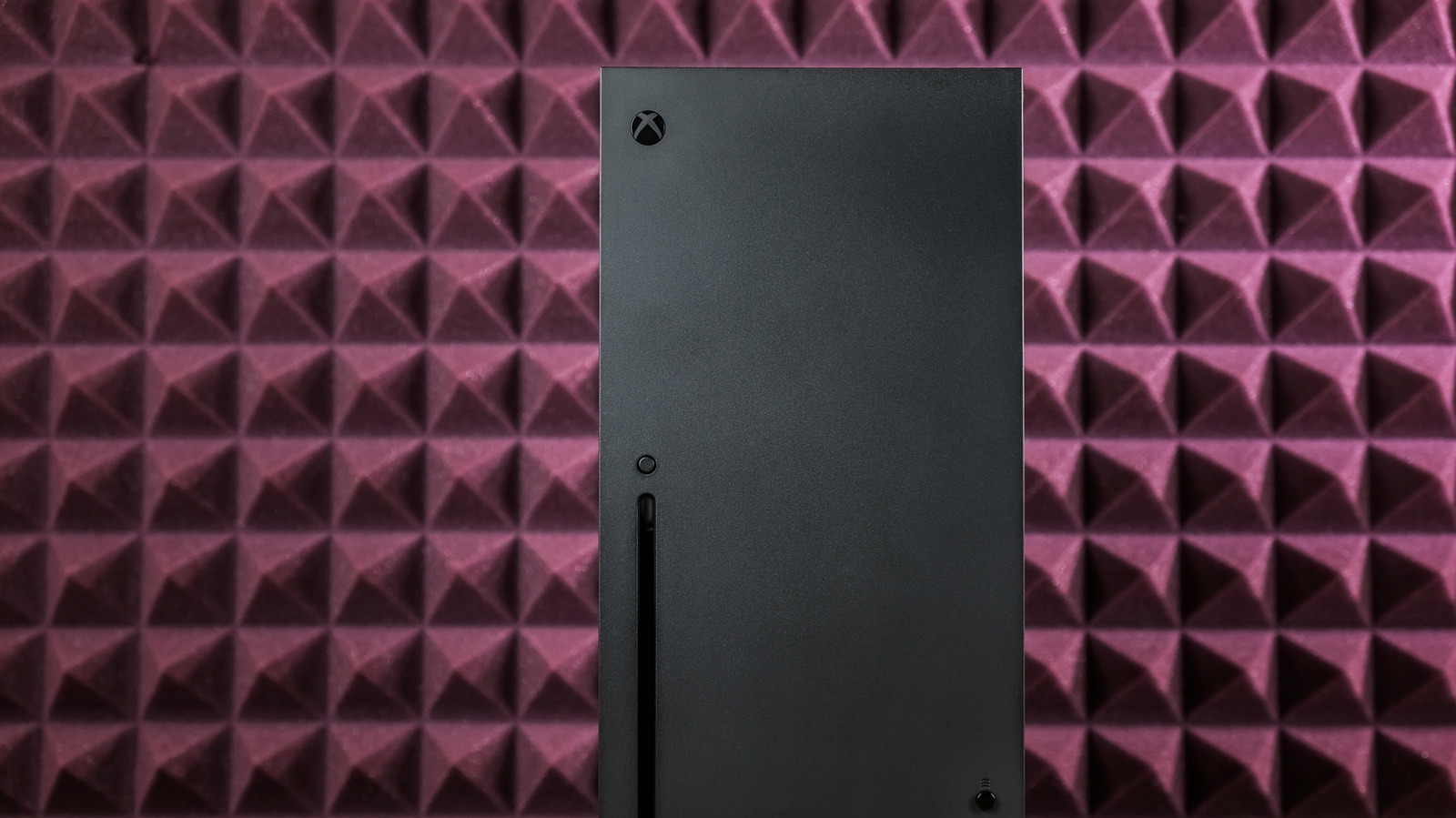 Seis anos após o lançamento, o Xbox Series X se tornou uma compra muito mais difícil. O preço subiu de forma acentuada e o console aparece com frequência entre US$ 725 e US$ 900, dependendo do armazenamento, mesmo sendo um hardware de geração já avançada. A pressão vem em boa parte da demanda global por memória e armazenamento puxada por data centers de IA, e não de qualquer ganho real para quem joga.

O Game Pass também perdeu parte do seu brilho. O Ultimate ficou mais caro, os lançamentos do dia um ficaram presos ao plano mais caro e o streaming na nuvem ganhou limites de horas. Enquanto isso, a onda de fechamentos de estúdios e cortes de custos na Microsoft deixou jogadores questionando se o ecossistema serve aos assinantes ou apenas às margens trimestrais.

Como a maioria dos jogos do Xbox também está disponível no PC, comprar um Series X em 2026 faz menos sentido do que nunca. O console ainda entrega bom desempenho, mas o valor agora depende de descontos agressivos, não de lealdade a uma marca que continua pedindo mais dos jogadores.