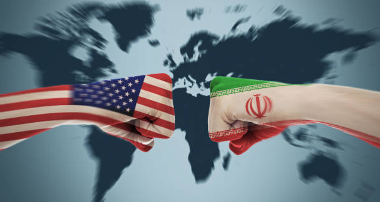 Seis meses depois do início da ofensiva militar dos EUA e de Israel contra o Irã, o regime segue de pé — e Washington trocou as bombas pela guerra econômica. A nova 'Operation Economic Outcast' quer sufocar a economia iraniana, mas especialistas alertam: isso só deve prolongar o conflito enquanto a população iraniana arca com o preço.

Com o Estreito de Ormuz ainda em disputa e Teerã recusando se curvar, a estratégia americana cada vez mais parece um beco sem saída. A guerra não trouxe a 'liberdade' prometida, apenas mais sofrimento, sanções e instabilidade. Pressão imperialista disfarçada de política externa — e quem paga a conta é o povo.