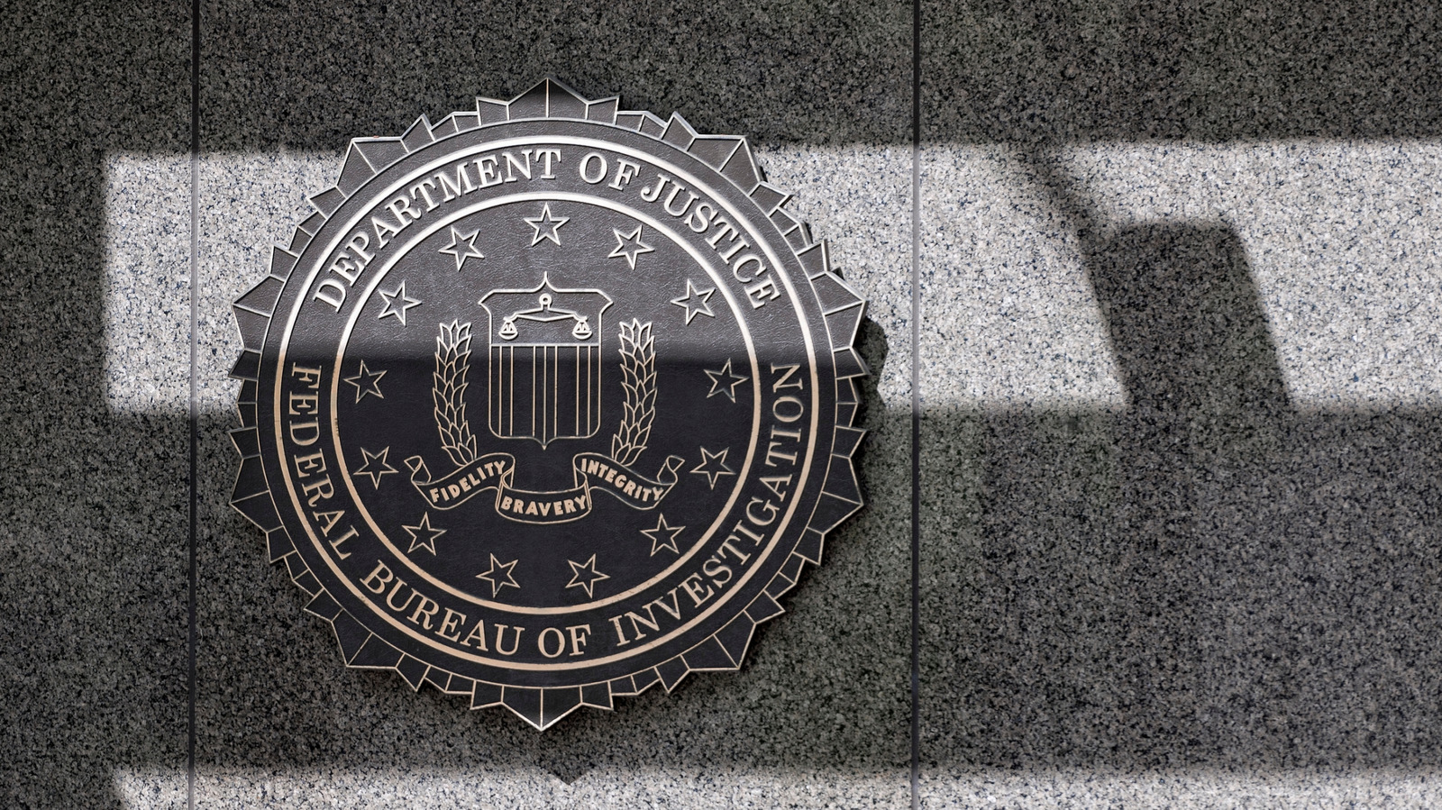 O grupo ShinyHunters afirma ter levado de 2 a 3 terabytes de dados sensíveis do FBI, e a amostra que jornalistas realmente viram já assusta: nomes, endereços residenciais, telefones, datas de nascimento, números de seguro social e contatos de emergência de cerca de 5.000 funcionários. A gangue diz que entrou por um exploit zero-day no PeopleSoft, da Oracle, para alcançar servidores do AWS GovCloud por trás do portal FBIJobs.gov.

O que deixa esse caso mais barulhento que o vazamento comum é o motivo. O ShinyHunters afirma que a operação não foi financeiramente motivada, mas sim uma tentativa de pressionar a agência a retirar ou corrigir uma declaração anterior em que o FBI acusava o grupo de exagerar o acesso a informações sensíveis. Os atacantes também teriam obtido detalhes sobre atribuições de agentes e sobre unidades de inteligência, segurança e contraespionagem, incluindo operações voltadas para a China e a Rússia.

O FBI diz que está investigando o caso de forma ativa e agressiva e que acompanha as alegações de comprometimento do portal de vagas. De qualquer forma, o episódio reforça uma lição dura: dados de identidade são o prêmio real, e tanto órgãos públicos quanto usuários comuns precisam reforçar controle de acesso, proteger credenciais e criptografar o tráfego antes que o próximo zero-day chegue.