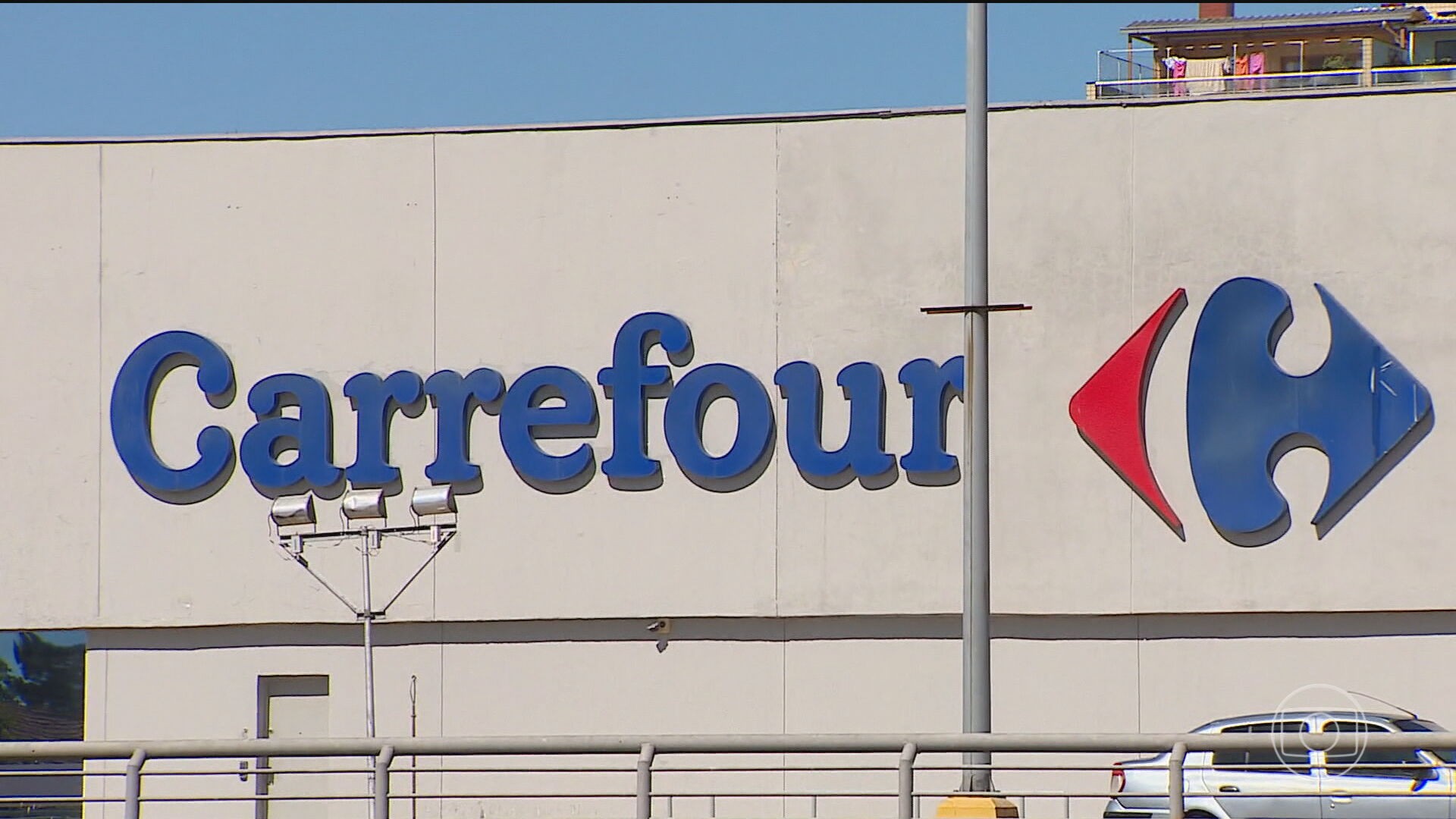 O Carrefour acaba de protagonizar uma das maiores manobras imobiliárias do varejo brasileiro: vendeu 22 lojas ao Pátria Investimentos e agora vai pagar aluguel para continuar operando nos mesmos endereços. A operação de sale and leaseback, ainda pendente de aprovação do Cade, transforma patrimônio em caixa rápido, mas amarra a rede a uma conta de aluguel permanente.

O negócio vem na esteira de outra transação: 21 lojas da bandeira Carrefour Bairro foram vendidas ao Grupo Pereira por cerca de R$ 360 milhões. Líder do varejo alimentar no Brasil, com faturamento de R$ 123,6 bilhões em 2025, o Carrefour segue convertendo imóveis próprios em obrigações de aluguel, um receituário que melhora o caixa no curto prazo e empurra o risco de longo prazo para a linha do aluguel.

Engenharia financeira afiada ou visão de curto prazo fantasiada de estratégia? Esse é o debate que vale acompanhar, porque quando os prédios passam a ser de outra empresa, a conta não para de chegar.