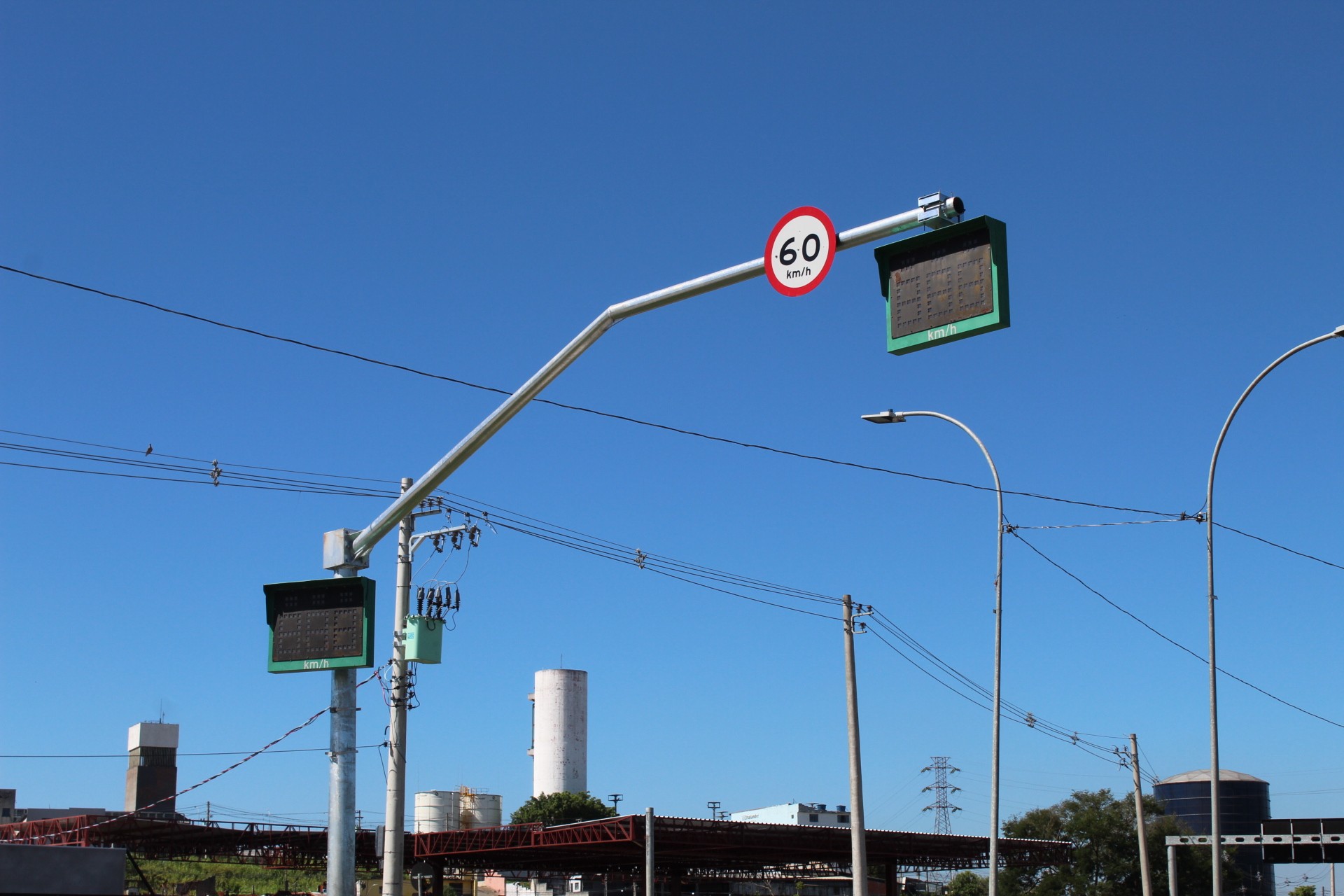 O Brasil vai iniciar um piloto de 180 dias para testar radares de velocidade média em rodovias federais de oito estados. A ANTT afirma que o projeto é técnico, educativo e experimental, portanto não haverá aplicação de multas nem registro de infrações nesta primeira etapa.

Diferente dos radares fixos, que medem a velocidade em um único ponto, o novo equipamento registra o veículo em dois locais e calcula a velocidade média no trecho. A tecnologia já é testada no país há quase 10 anos, inclusive na BR-050, em Minas Gerais, onde ações educativas ajudaram a reduzir flagrantes.

Os testes vão passar por trechos no Espírito Santo, Goiás, Mato Grosso do Sul, Minas Gerais, Paraná, Rio de Janeiro, Rio Grande do Sul e Santa Catarina. A sinalização vai informar os motoristas sobre o experimento, e o período pode ser prorrogado.