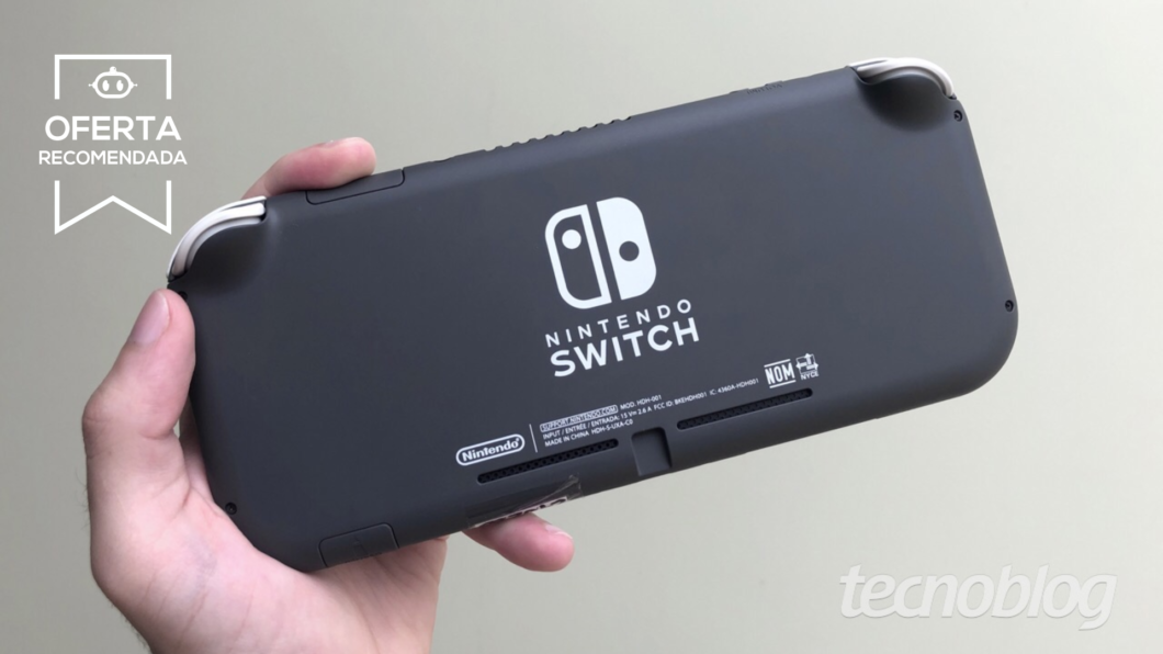 O Nintendo Switch Lite ficou impossível de ignorar. O console 100% portátil da Nintendo está com 35% de desconto no Mercado Livre, saindo por R$ 1.238 no Pix com o cupom CASAINTELIGENTE. É a chance perfeita de garantir o portátil da Nintendo pelo melhor preço até agora.

Mesmo com o tamanho compacto, o Switch Lite tem o mesmo desempenho do Switch original e roda a grande maioria dos jogos da plataforma — incluindo Mario, Zelda, Pokémon, Metroid e Donkey Kong. Com bateria de até 7 horas, tela touch HD de 5,5 polegadas e suporte ao Nintendo Switch Online, é o companheiro ideal para viagens, trajetos e sessões de jogo sem parar. Num mercado em que jogar está cada vez mais caro, essa é uma vitória para os jogadores.