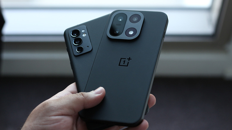 A OnePlus construiu sua fama com celulares poderosos e software diferenciado, mas 2026 traz mudanças enormes: a empresa está oficialmente saindo da América do Norte e da Europa, e o OxygenOS está sendo substituído pelo ColorOS nas futuras versões do Android.

Isso significa que você deve evitar o OnePlus 15? Não necessariamente. Ele ainda entrega desempenho de flagship, carregamento rápido e uma experiência fluida por um preço competitivo. Mas o suporte pós-venda e as atualizações agora são uma aposta maior. Veja a análise completa antes de comprar.