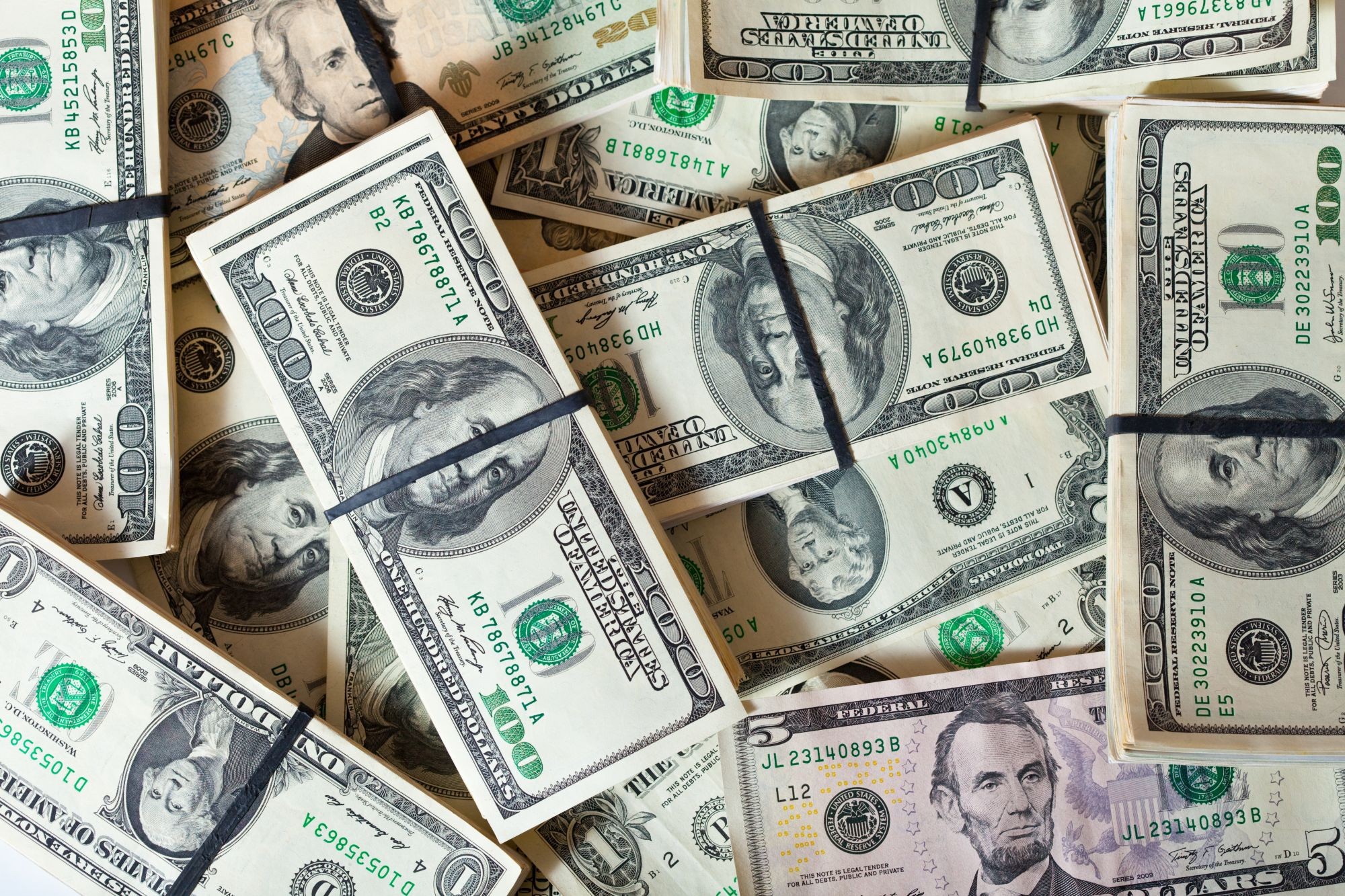 O dólar abriu em alta nesta segunda-feira enquanto o mercado prende a respiração para uma semana decisiva de juros no Brasil e nos Estados Unidos, sem perder de vista a turbulência política em Brasília. A chamada Superquarta deve trazer mais um corte da Selic por aqui e uma possível alta do Fed, e todo mundo quer saber para onde o dinheiro vai correr.

Pesquisa recente aponta o presidente Lula à frente do rival de extrema-direita em um eventual segundo turno, sinal de que o eleitorado brasileiro está rejeitando a política do ódio e do medo. Ao mesmo tempo, o petróleo dispara após novos ataques no Oriente Médio e ameaça empurrar a inflação global para cima, pressionando bancos centrais do mundo todo. Para quem envia dinheiro ou viaja ao exterior, acompanhar o câmbio nunca foi tão importante.