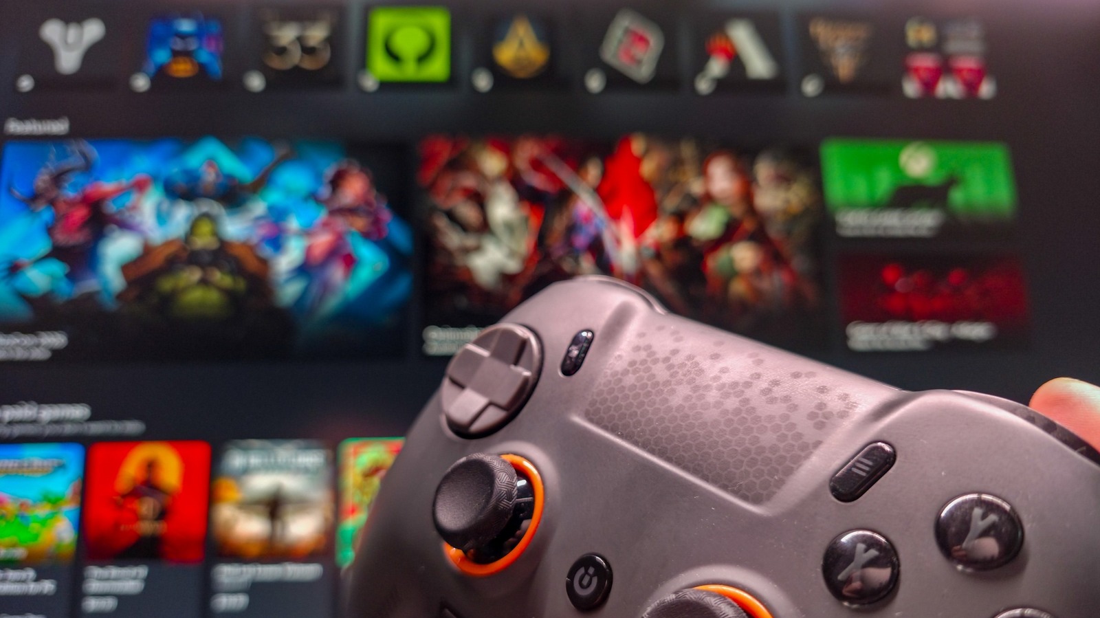 O modo Xbox da Microsoft finalmente esta chegando aos PCs com Windows 11, e ele varre a bagunca da area de trabalho para dar lugar a uma experiencia em tela cheia, amigavel para controle. A barra de tarefas some, um app Xbox redesenhado assume o comando e suas bibliotecas do Steam, Epic Games, Battle.net, Ubisoft Connect e Humble ficam todas reunidas em um so lugar.

Nao espere um milagre de desempenho, porque o modo Xbox nao aumenta taxa de quadros e a Microsoft nunca prometeu isso. O que ele entrega de verdade e conveniencia: o atalho Win mais F11 alterna entre a area de trabalho e o modo tela cheia, deixando voce abrir jogos sem brigar com uma duzia de launchers diferentes.

E claramente a resposta da Microsoft ao SteamOS da Valve, que vem conquistando jogadores cansados do peso do Windows. Funciona melhor em portateis e setups de sala, e mesmo sem polimento perfeito, e um avanco real para fazer o PC gamer parecer menos um trabalho e mais um console.