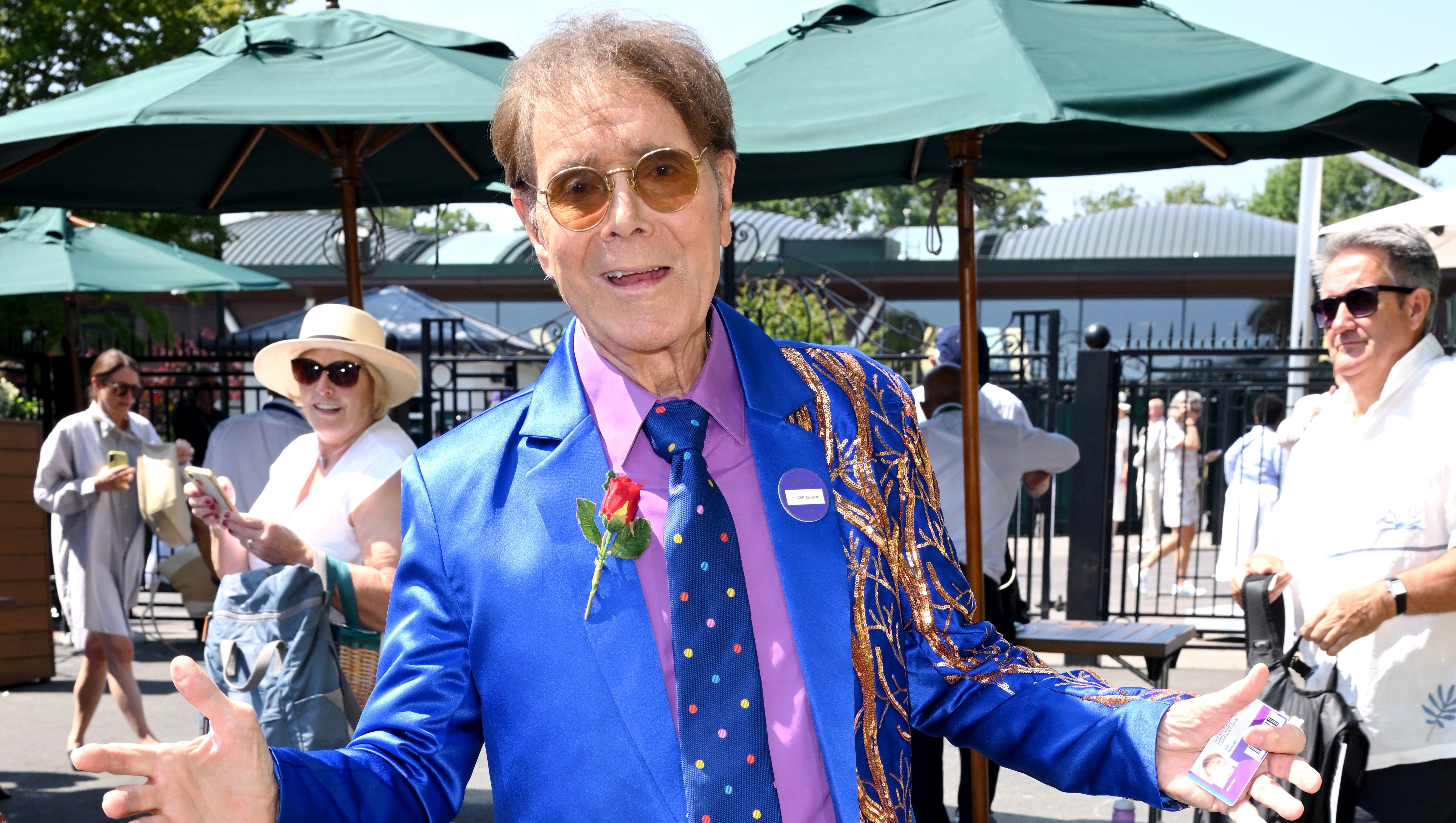 GTA 6 já está mexendo com a cultura pop antes mesmo do lançamento. A apresentação estendida do jogo colocou 'Devil Woman', faixa de Cliff Richard de 1976, em destaque, e os streams diários da música saltaram 325%. Aos 86 anos, o cantor disse ao The Times que ainda não entende direito o que é Grand Theft Auto, mesmo enquanto sua música alcança uma audiência gigantesca e nova.

É um cruzamento curioso entre música clássica e o que promete ser o maior lançamento de entretenimento do ano. GTA 6 chega em 19 de novembro para PS5 e Xbox Series, com uma trilha que também inclui artistas contemporâneos como Yung Lean e Travis Scott. A onda é divertida, mas também mostra como o hype de plataforma pode transformar uma música antiga em assunto global da noite para o dia.