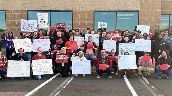 O sindicato de QA da Activision aprovou uma autorização de greve, elevando a pressão por salários justos, proteções no uso de IA, regras para terceirizados e adaptações para pessoas com deficiência após dois anos de negociações que os organizadores classificam como travadas.

A unidade da United-CWA afirma que a editora não está negociando de boa-fé, enquanto a Activision diz ter feito progressos e garantido que não haverá impacto aos jogadores. A mensagem dos trabalhadores é clara: um primeiro contrato justo não pode ser adiado para sempre.