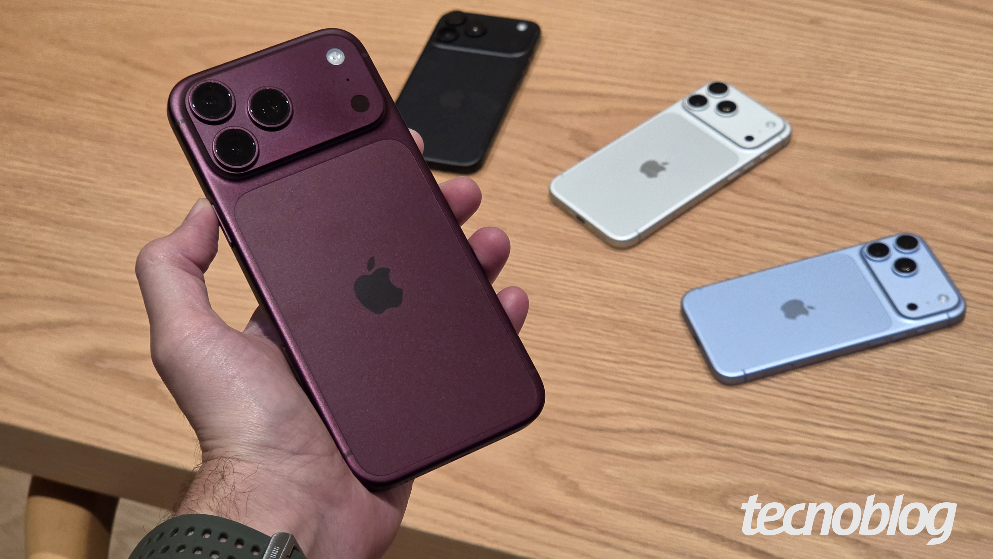 A Apple começou hoje as vendas oficiais do iPhone 18 Pro e iPhone 18 Pro Max no Brasil, com preços a partir de R$ 11.999. A chegada simultânea com os Estados Unidos indica que o país ganhou mais importância para a companhia.

O grande destaque é a câmera principal de 48 MP com a primeira lente de abertura variável da Apple, além do chip A20 Pro de 2 nanômetros, que promete GPU até 40% mais rápida e Neural Engine com o dobro da capacidade. A bateria do Pro Max chega a 45 horas de reprodução de vídeo, e a Dynamic Island ficou menor.

Os aparelhos já saem de fábrica com iOS 27, e os modelos básicos só devem chegar no início de 2027. Quem fez pré-venda pode receber o pedido entre 7 e 15 de outubro.