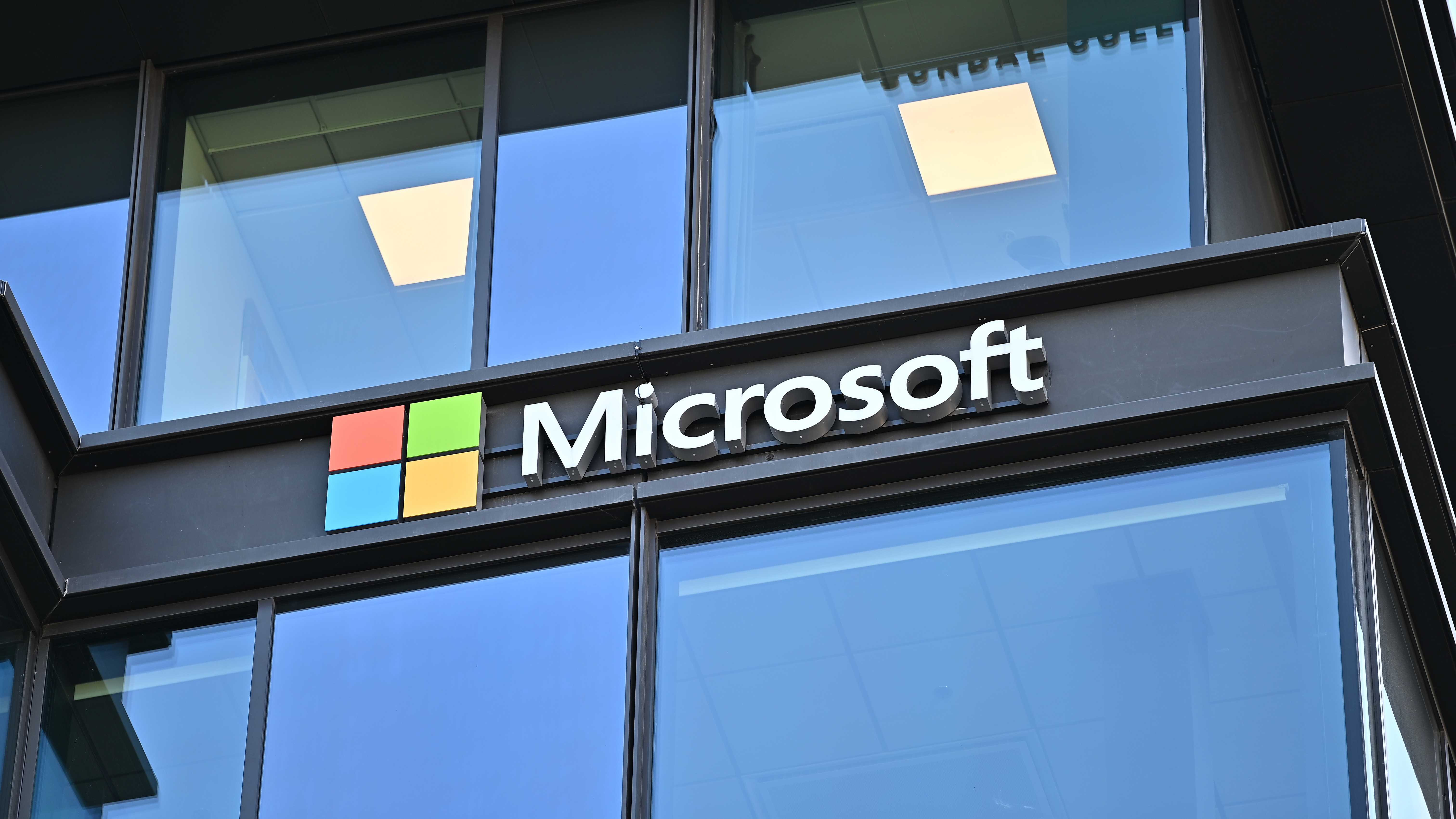 Um pesquisador de segurança conhecido como Nightmare Eclipse publicou o ShieldBreak, um exploit de prova de conceito que contorna a correção recente da Microsoft para a CVE-2026-50656 no Microsoft Defender. Depois que um invasor obtém qualquer acesso ao sistema, o ShieldBreak aparentemente eleva os privilégios para controle total, abusando do próprio Defender.

O exploit chega em meio a uma briga pública de longa data entre o pesquisador e a equipe de segurança da Microsoft, e especialistas alertam que organizações que já aplicaram a correção podem acreditar que estão protegidas quando não estão. A confirmação independente sugere que o bypass funciona, embora use um método de exploração diferente do RoguePlanet original.

Líderes de segurança recomendam que as empresas adotem estratégias de defesa em profundidade imediatamente, incluindo allowlisting de aplicativos e políticas rigorosas de privilégio mínimo, monitorando atividades suspeitas originadas do processo do mecanismo do Defender, MsMpEng.exe.