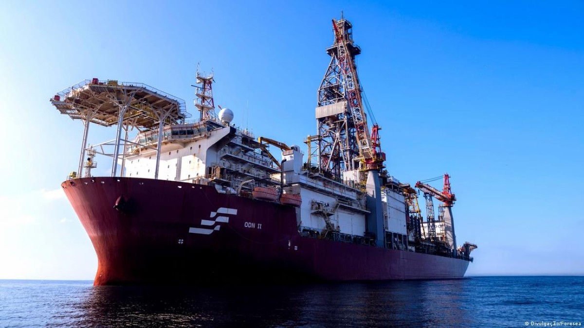 A Petrobras vai enviar uma sonda para a Bacia da Foz do Amazonas em janeiro para iniciar a perfuração de três novos poços no litoral do Amapá. A estatal recebeu autorização do Ibama para avaliar se a descoberta de petróleo na região tem viabilidade comercial.

A medida faz parte de um investimento de US$ 2,5 bilhões em 15 poços na Margem Equatorial, área que virou campo de batalha entre a expansão fóssil e a proteção ambiental. Críticos alertam que perfurar na foz do Amazonas ameaça um ecossistema marinho frágil e aprofunda a dependência do Brasil em combustíveis que agravam a crise climática.