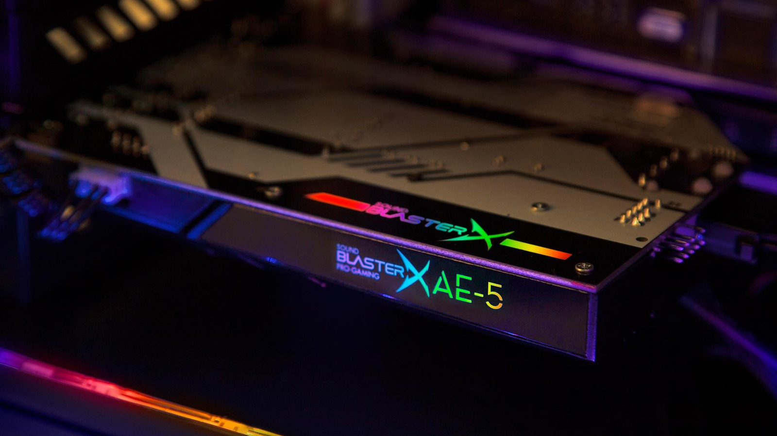 Lembra quando uma placa de som era obrigatória em qualquer PC gamer de respeito? Essa era praticamente acabou, e as placas-mãe modernas já trazem chips de áudio capazes de lidar com Dolby Atmos e streams sem perdas sem esforço.

Mas existe uma exceção: se você usa fones de alta impedância, produz música ou conecta microfones, guitarras e pedais, uma placa dedicada ou interface de áudio externa ainda entrega som mais limpo e controle de verdade.

O veredito: dispense a placa para ouvir música e jogar no dia a dia, mas invista nela quando a precisão sonora for realmente essencial.