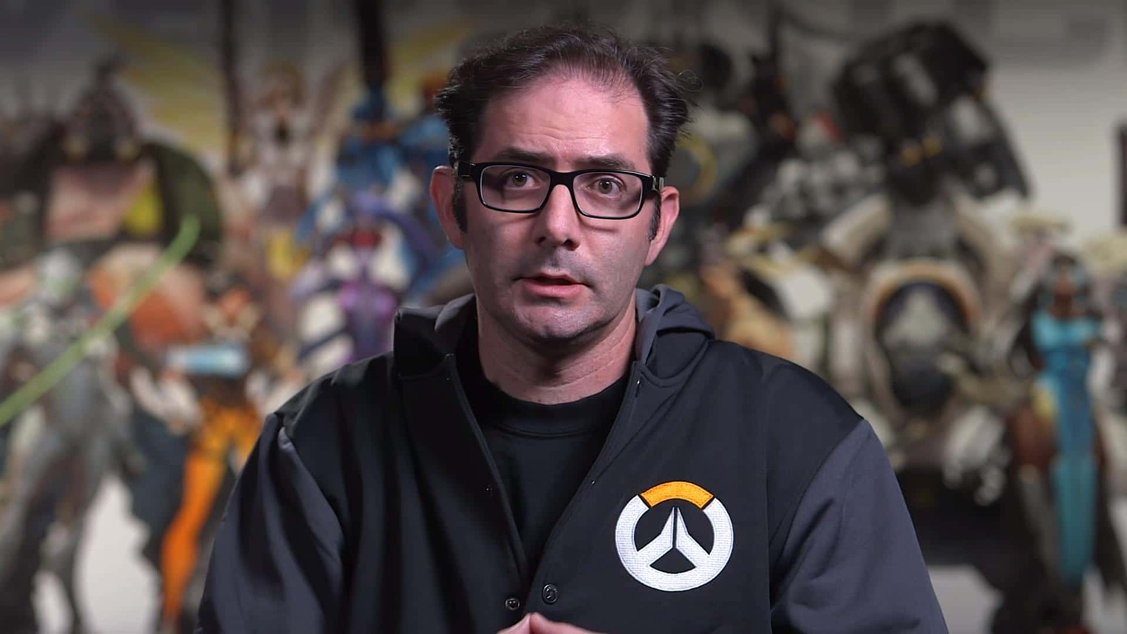 O ex-diretor de Overwatch Jeff Kaplan confirmou que cortou totalmente os laços com o jogo e revelou que não jogou nem procurou nada relacionado a Overwatch nos cinco anos desde que deixou a Blizzard Entertainment. A declaração veio em uma entrevista recente e expõe o impacto de pressões corporativas sobre quem cria títulos live-service tão amados.

Kaplan já havia dito que as cobranças de um CFO da Activision 'acabaram com ele' e motivaram sua saída. O rompimento limpo é um lembrete poderoso de que jogos são feitos por pessoas, não por metas trimestrais, e que a indústria não pode seguir tratando desenvolvedores como descartáveis em nome do crescimento infinito. Overwatch pode continuar, mas seu ex-diretor deixou claro que o jogo não pertence mais a ele.