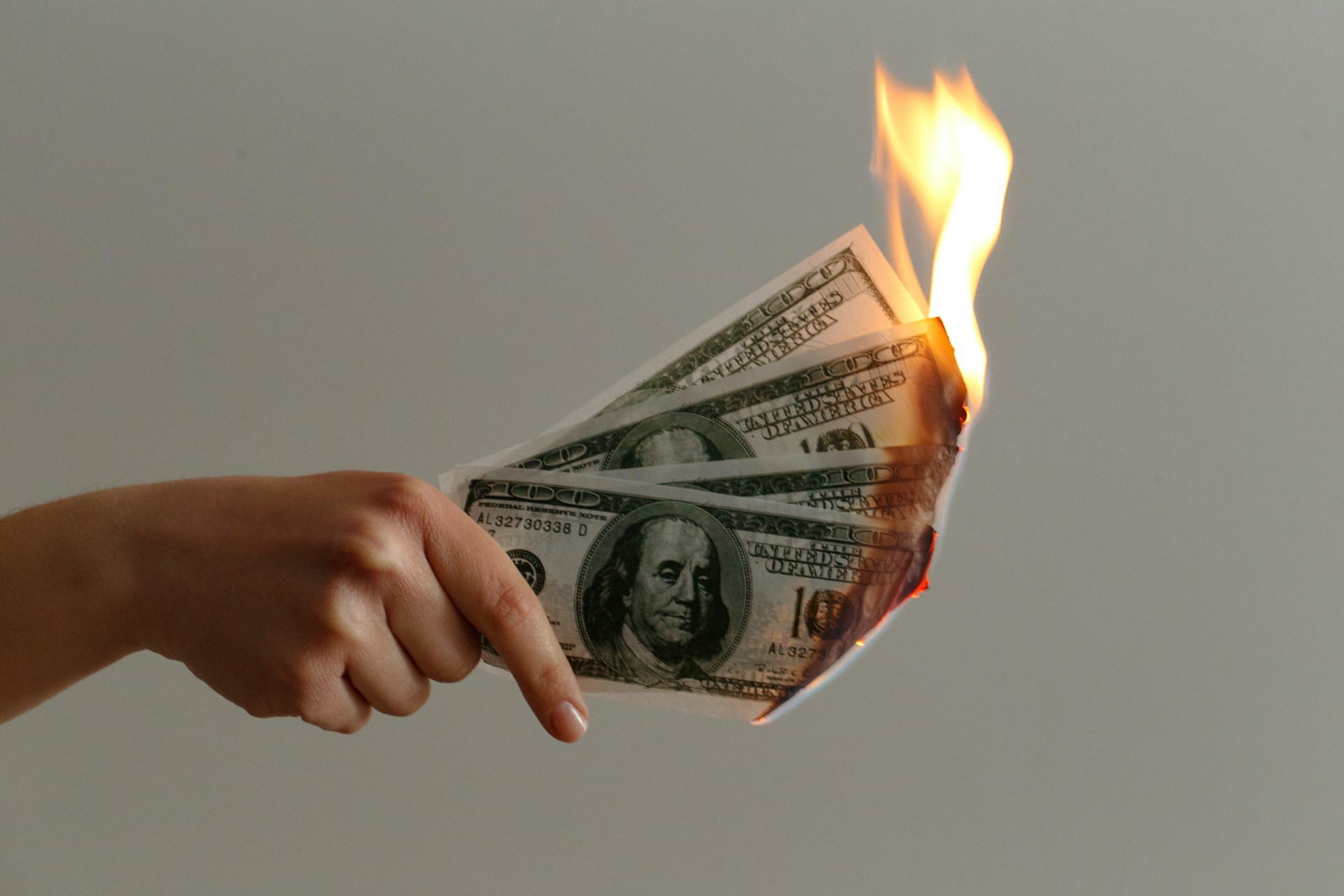 Os rendimentos dos Treasuries estão acendendo todos os alertas no maior nível em quase três anos, com o sistema financeiro global sentindo o calor. A guerra prolongada dos EUA contra o Irã, a disparada da energia e uma dívida de US$ 40 trilhões colocaram o Federal Reserve em um canto perigoso.

Não é só um drama de Wall Street. Juros mais altos encarecem hipotecas, crédito corporativo e o financiamento do governo, enquanto o pagamento de juros da dívida americana já supera os gastos com defesa. A conta do imperialismo e da gestão econômica fracassada fica cada vez mais impossível de ignorar.

Mercados de títulos na Alemanha, no Reino Unido e no Japão também mostram estresse, e as famílias comuns já pagam o preço real na hora de abastecer.