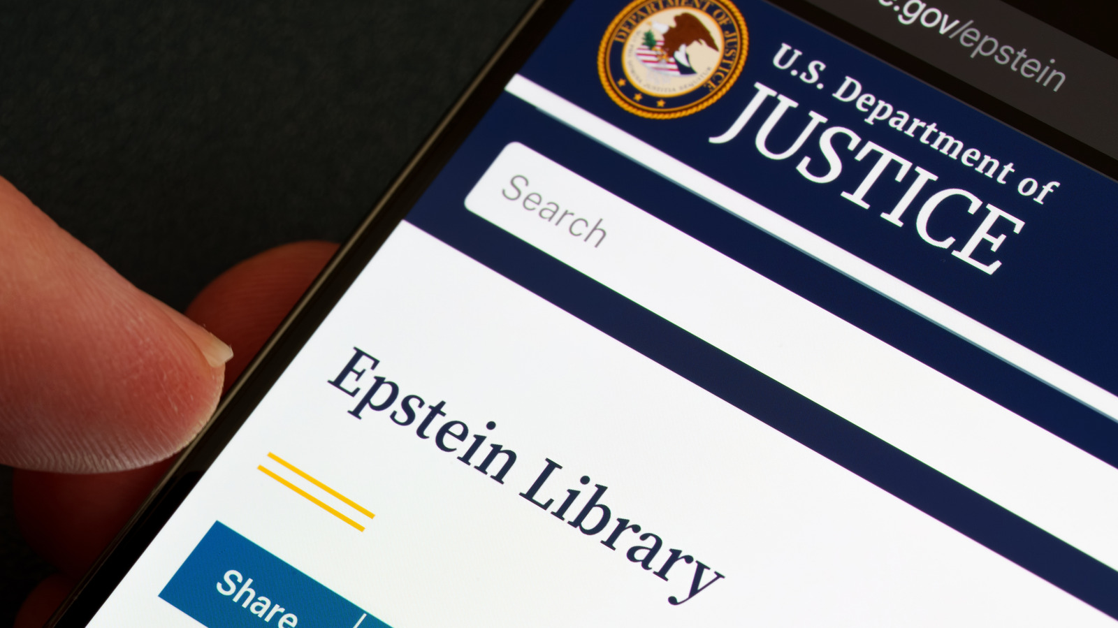 O Departamento de Segurança Interna dos EUA, por meio da Alfândega e Proteção de Fronteiras, usará ferramentas de IA do Google para recomendar censuras em pedidos da Lei de Liberdade de Informação (FOIA). Até o final de setembro, a IA processará mais de 10% dos pedidos, cerca de 100 mil a 140 mil documentos.

Autoridades alegam mais rapidez, mas especialistas alertam que a ferramenta pode se tornar um poderoso instrumento de sigilo, após a polêmica dos arquivos Epstein. Outras agências também desenvolvem sistemas semelhantes.

Críticos apontam que a automação pode esconder ainda mais informações do público, minando a transparência e a prestação de contas. A eficiência não pode custar o direito de saber.