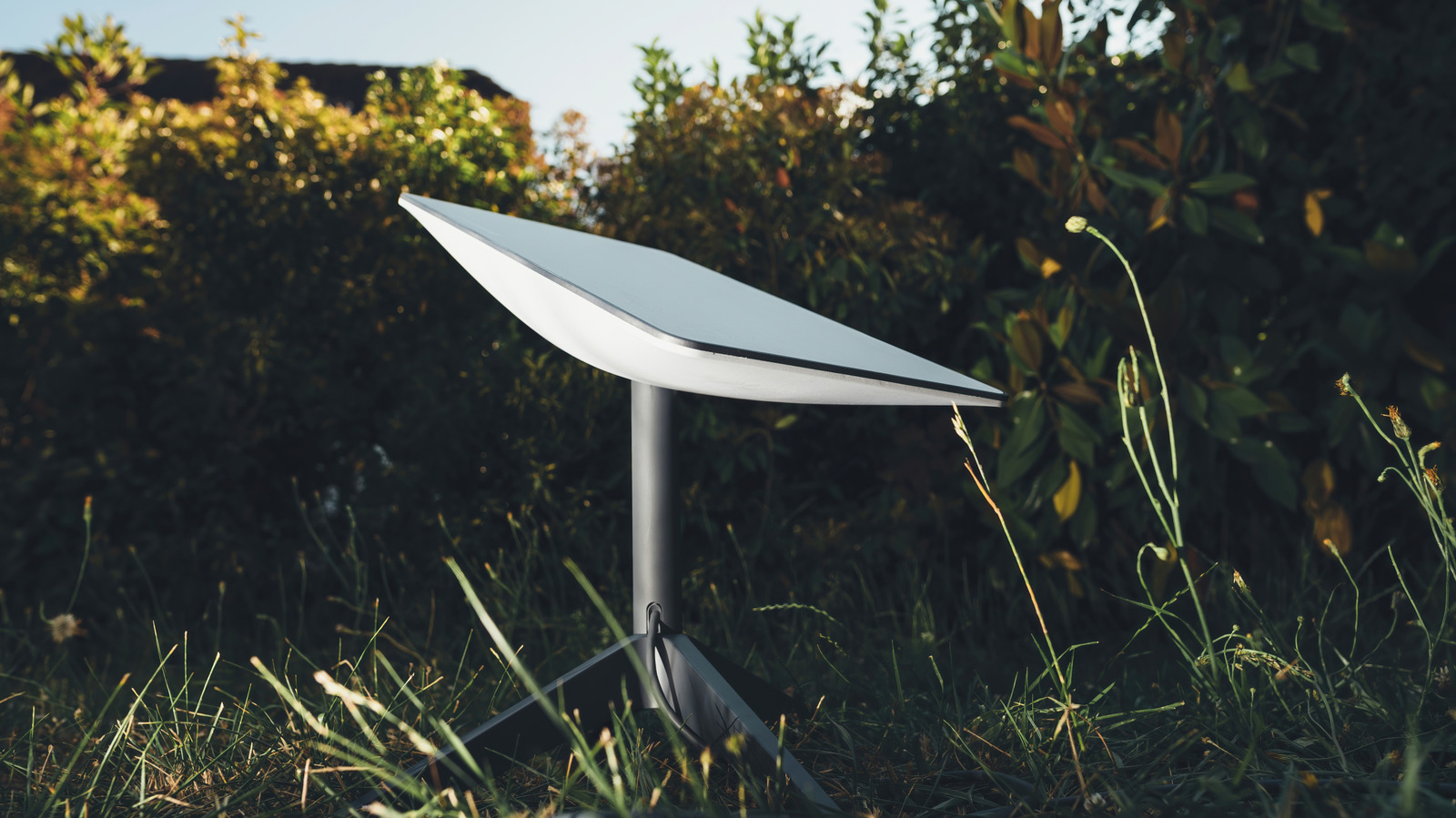 A Starlink não vende mais apenas uma antena. A gigante da internet via satélite agora oferece seis terminais, feitos para tudo, de uma casa na zona rural a um trailer, um barco ou um canteiro de obras remoto.

Da V4, ideal para quem está começando, à compacta e econômica V5, passando pela Mini ultraportátil que caiu para US$ 199, existe um conjunto para quase toda necessidade de conexão. O detalhe é que a opção mais barata nem sempre é a mais inteligente, e a mais cara pode ser exagero.

Antes de comprar, combine portabilidade, durabilidade, consumo de energia e velocidade máxima com a forma como você realmente usa a internet. As diferenças entre os modelos são maiores do que parecem.