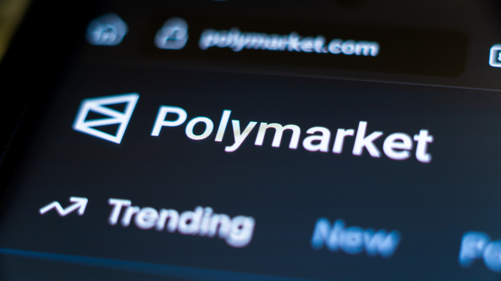 O Polymarket está em uma batalha aberta para escapar do rótulo de site de apostas. A plataforma de mercados de previsão estaria pressionando a Comissão Europeia, a Esma e a FCA do Reino Unido para ser regulada como serviço financeiro, sob as regras do MiFID, em vez de se submeter às leis nacionais de jogos e apostas.

O que está em jogo é enorme. Uma decisão favorável permitiria ao Polymarket derrubar os bloqueios aplicados na Espanha e na França, onde o acesso já foi barrado, além de abrir um mercado europeu fragmentado que hoje é quase impossível de navegar regra por regra em cada país.

Mas há um porém sério. Reguladores alertam que os mercados de previsão estão repletos de insider trading, e nos últimos meses um funcionário do Google, três candidatos políticos e um membro da equipe da Casa Branca foram flagrados negociando com informação privilegiada. Relatos também afirmam que a plataforma pagou influenciadores para publicar vídeos falsos de apostas vencedoras, o que coloca em dúvida a ideia de que se trata apenas de mais um produto financeiro.
