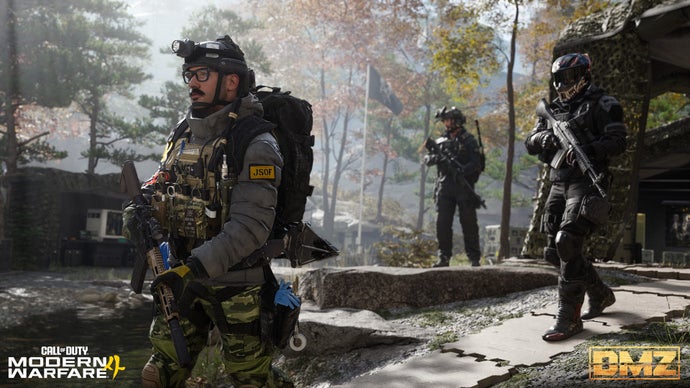 A Infinity Ward quebrou o roteiro habitual: o DMZ, modo extraction shooter de Call of Duty: Modern Warfare 4, chega em 20 de outubro para quem fizer a pré-venda digital, três dias antes de o multiplayer ser liberado, em 23 de outubro. É uma semana inteira para atrair streamers e inflar o hype, uma dose calculada por vez.

O problema? O estúdio também sepultou a expectativa de uma playlist só de PvE. Jogadores viram a opção Single Squad Mission em imagens iniciais, que logo sumiu, e a Infinity Ward agora garante que era uma ferramenta interna de desenvolvimento. A explicação soa fraca, e a comunidade não está engolindo.

Fica difícil ignorar o padrão: acesso antecipado escalonado, progressão separada que premia quem paga e joga primeiro, e um modo feito para te manter no grind. A empolgação é real, mas a pressão para abrir a carteira antes de o jogo começar de verdade também é.