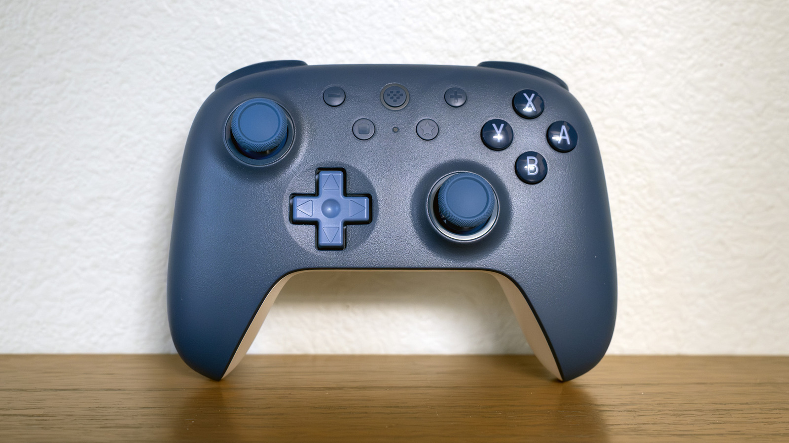 A 8BitDo acabou de detonar o mercado de controles com o Ultimate 2C, um gamepad recheado de analógicos e gatilhos com efeito Hall, resposta tátil, controle de movimento de seis eixos e dois botões extras mapeáveis nos ombros, tudo por incríveis US$30. Analistas já apontam como o melhor custo-benefício em acessórios para o Switch 2, custando um terço do Pro Controller oficial da Nintendo.

A construção é leve mas equilibrada, os analógicos com efeito Hall vêm com garantia vitalícia contra drift, e a bateria aguenta 15 horas por USB-C. Você abre mão de iluminação RGB e botões traseiros, mas mantém tudo o que realmente importa para uma jogabilidade responsiva e precisa.

Em uma era em que grandes publishers empurram plástico a US$90 e jogos a US$80 enquanto fecham estúdios e demitem desenvolvedores para proteger margens trimestrais, um controle de US$30 que acerta o essencial é um verdadeiro ato de rebeldia. Vote com a carteira e mande o recado de que hardware bom não deveria custar uma semana de mercado.