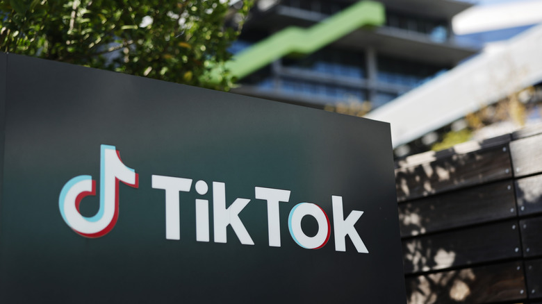 O TikTok e a ByteDance fecharam um acordo de US$ 400 milhões com o Departamento de Justiça dos EUA para encerrar o processo por violações de privacidade infantil. A ação acusava a plataforma de permitir contas para menores de 13 anos, coletar dados no 'Kids Mode' e ignorar pedidos dos pais para deletar informações das crianças — um dos maiores acordos já obtidos sob a COPPA.

O anúncio vem depois de grandes mudanças no TikTok, incluindo uma nova entidade americana controlada por investidores como Oracle e Silver Lake, com a ByteDance ficando com apenas 19,9%. Serão US$ 300 milhões pagos imediatamente e mais US$ 100 milhões depois, enquanto o DoJ afirma que o TikTok reforçou a segurança, o controle parental e a proteção de privacidade.

É uma vitória histórica para a responsabilização das gigantes de tecnologia e um alerta de que a privacidade dos mais jovens é inegociável. Em um mundo de rastreamento digital crescente, cuidar dos próprios dados nunca foi tão essencial.