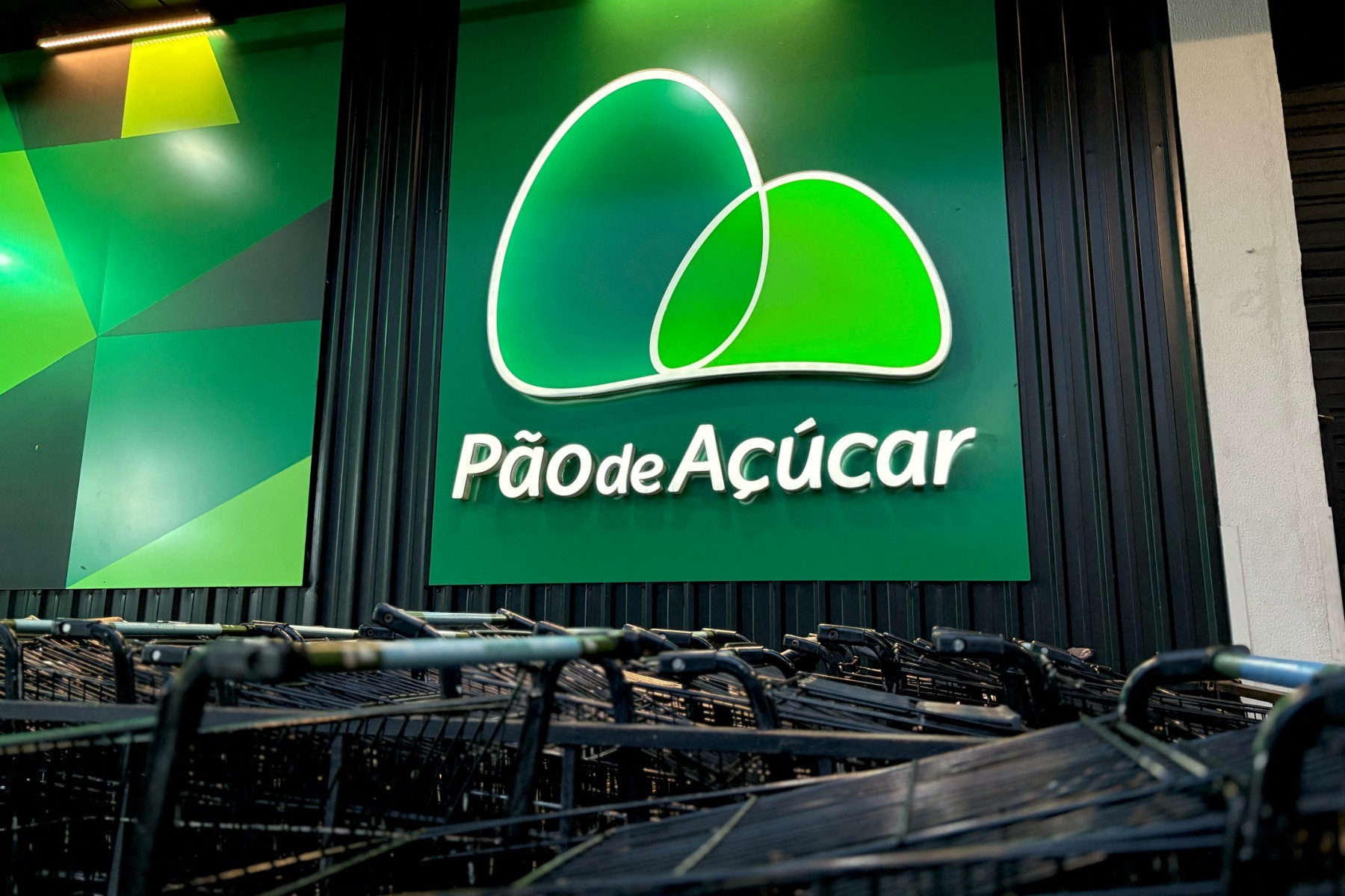 A dona do Pão de Açúcar obteve aval judicial para seu plano de recuperação extrajudicial, abrindo caminho para renegociar dívidas com credores e substituir títulos antigos por novas debêntures. A decisão define prazos: credores que optarem por aportar recursos novos terão até 30 dias para liberar o dinheiro, enquanto a companhia terá 60 dias para emitir e entregar os novos papéis.

O processo ocorre após anos de prejuízos pressionados por consumo mais fraco, juros elevados, mudanças na gestão e dívidas fiscais e trabalhistas. Com o plano homologado, o GPA ganha fôlego para estabilizar operações e reorganizar seu balanço, mantendo acionistas e mercado informados sobre o andamento.