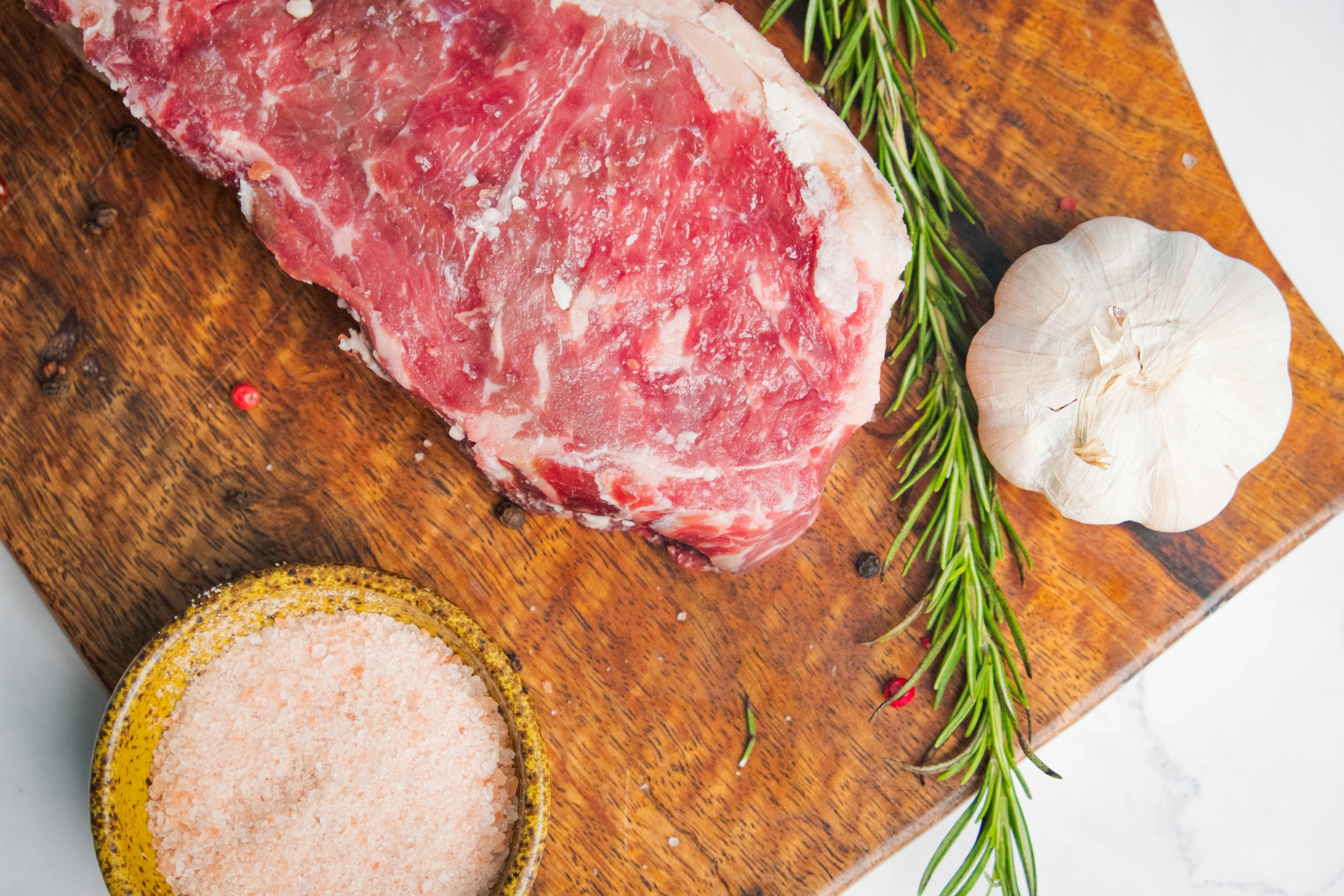 As exportações brasileiras de carne bovina para os Estados Unidos dispararam 524% em setembro, desafiando as tarifas punitivas impostas pelo governo de Donald Trump aos produtos do Brasil. O salto foi impulsionado por uma cota adicional de importação e pela oferta restrita de gado nos EUA, e se destaca enquanto a maioria dos outros produtos brasileiros acumula perdas.

Nos nove primeiros meses de 2026, as vendas de carne bovina aos americanos cresceram 82,9% e chegaram a 1,72 bilhão de dólares, enquanto as exportações de petróleo bruto caíram 35,8% e as de café não torrado recuaram 20%. No total, as vendas do Brasil aos EUA diminuíram 6,5%, o pior resultado para o período desde 2023.

Os números escancaram quem realmente paga a conta de uma guerra tarifária: trabalhadores, produtores e setores inteiros, e não os políticos que a iniciam. O Brasil tem espaço para ampliar o comércio com parceiros que respeitam um intercâmbio justo e soberano, em vez de premiar uma agenda protecionista baseada na coerção.