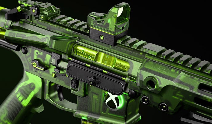 A Activision voltou com mais um truque de pré-venda, e desta vez passou da conta. O Blueprint Inner Circuit para a M4 brilha num verde translúcido inspirado nos 25 anos do Xbox, mas só quem joga no Xbox consegue ver isso. Todo o resto recebe uma versão preta sem graça, até na killcam de partidas com cross-play.

É um truque pequeno e cínico: vender o mesmo blueprint para todo mundo e tornar a versão de uma plataforma especial só para empurrar pré-vendas. Cosméticos exclusivos de plataforma não são novidade, mas esconder a aparência dos rivais é inédito, e prova que a tecnologia para um botão de desligar cosméticos já existe.

Modern Warfare 4 chega em 23 de outubro para PC, PS5, Xbox Series X/S e Switch 2. O debate sobre skins só cresce, e os jogadores merecem controle de visibilidade de verdade em vez de mais um golpe de marketing baseado em pressão de pré-venda.