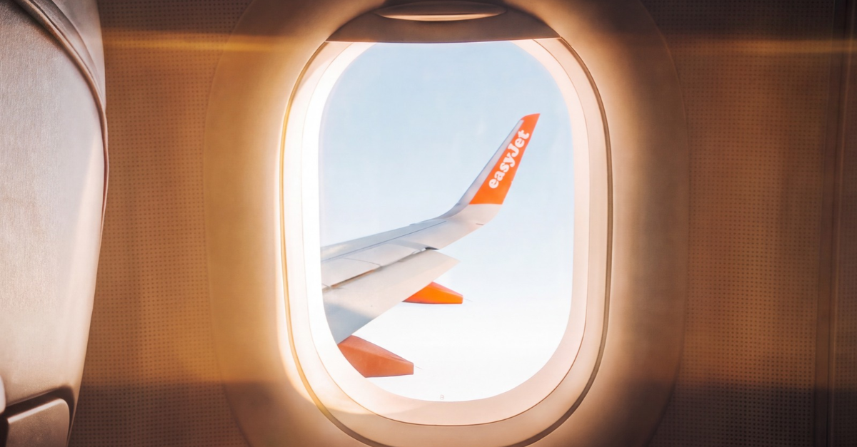 A easyJet vai revolucionar a conectividade a bordo ao fechar parceria com a Starlink para levar internet de alta velocidade via satélite aos seus Airbus A320, A320neo e A321neo. A implementação começa no primeiro semestre de 2027, com instalação completa na frota prevista para o início de 2028.

Os passageiros poderão navegar, assistir a vídeos por streaming e até jogar em seus próprios dispositivos durante o voo. O serviço também pode permitir pedidos do menu de bordo e atualizações do voo em tempo real, mas a companhia ainda não revelou se haverá cobrança.