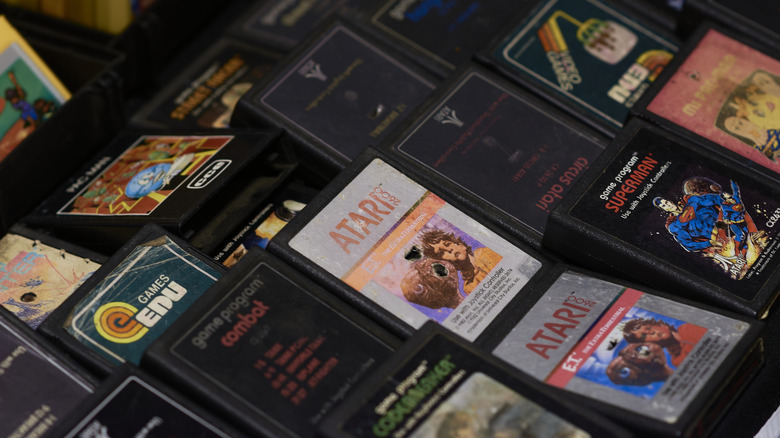 Tire o pó dos seus cartuchos e procure no fundo do armário: o mercado de jogos retrô ainda está vivo e, para os títulos certos, extremamente lucrativo. De cartuchos raros do Atari a joias do GameCube, colecionadores estão pagando muito dinheiro por jogos completos e bem conservados.

Não deixe que lojas e revendedores corporativos decidam o valor da sua coleção. Grandes redes oferecem uma fração do preço de mercado, enquanto marketplaces independentes como o eBay colocam o poder de volta nas suas mãos. Entender raridade, condição e nostalgia — e usar ferramentas como o PriceCharting — pode transformar seus jogos esquecidos em lucro real.