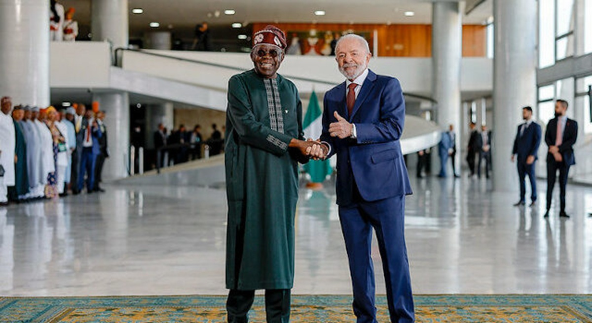Mais do que acordos comerciais, o futuro da relação Brasil-Nigéria passa pela construção de uma infraestrutura financeira própria. A proposta é criar relações diretas de correspondent banking, linhas de crédito recíprocas e garantias que reduzam a dependência de bancos intermediários de terceiros países para pagamentos e investimentos.

Ao unir bancos públicos de desenvolvimento e instituições financeiras privadas, os dois países podem diminuir custos, reduzir a exposição cambial e destravar projetos de agricultura, energia, logística e tecnologia. Um caminho concreto para a autonomia econômica e a cooperação Sul-Sul.