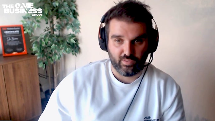 O estúdio por trás do sucesso surpresa Wardogs voltou aos holofotes, mas não pelo jogo. Depois de afirmar publicamente que a Bulkhead não contrata desenvolvedores que 'tuitam constantemente mensagens anti-crunch' e que monitora as redes sociais de candidatos, o CEO divulgou uma nova nota alegando que suas falas foram tiradas de contexto. A repercussão, porém, veio rápida, alta e totalmente justificada.

A resposta destaca a semana de quatro dias durante parte do desenvolvimento e o mês de dezembro livre como prova de uma cultura saudável. Mas a posição central não mudou: jornadas longas são uma expectativa conhecida, e quem reclama é filtrado antes mesmo de entrar. Benefícios não apagam uma política de contratação desenhada para excluir quem valoriza o próprio tempo.

Isso não é um benefício, é uma etiqueta de aviso. Uma indústria que normaliza o esgotamento, fecha estúdios assim que os números do trimestre caem e depois se parabeniza por premiar os sobreviventes não está inovando, está extraindo. Desenvolvedores merecem ambientes construídos sobre integridade criativa, salários justos e proteção real ao trabalho, não sobre quem aceita se queimar mais.