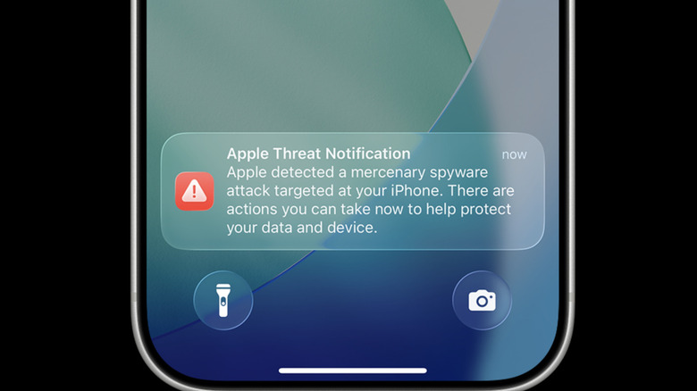 A Apple voltou a emitir alertas de ameaça para usuários que podem ter sido alvo de spyware mercenário — o tipo de tecnologia de vigilância usada por governos para espionar jornalistas, ativistas, políticos e diplomatas. Pesquisadores do Citizen Lab confirmaram a nova onda de notificações e pedem que os destinatários busquem ajuda especializada em segurança o quanto antes.

O alerta não significa necessariamente que seus dados já foram comprometidos, mas indica que a Apple detectou atividades suspeitas no dispositivo. A recomendação é ativar o Modo de Bloqueio para uma proteção extrema e procurar suporte de especialistas, como a linha de emergência da Access Now. Em tempos de vigilância cada vez mais sofisticada, esse aviso merece atenção total.