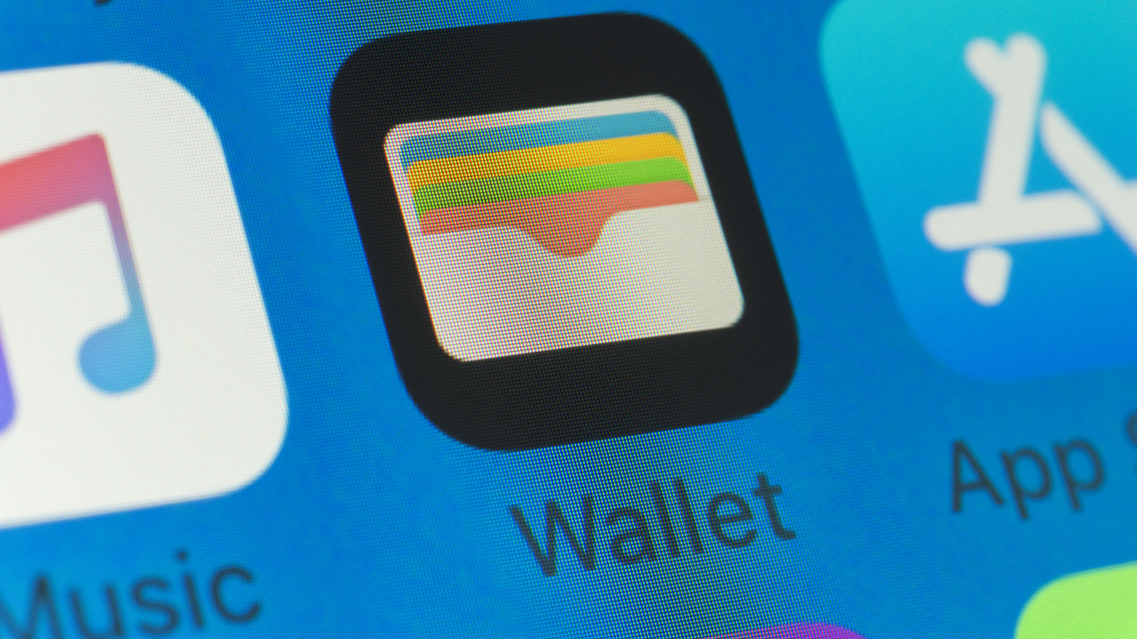 Seu iPhone já carrega um dos ecossistemas de pagamento mais avançados do mundo — e não, Apple Wallet e Apple Pay não são a mesma coisa. A Apple Wallet funciona como seu cofre digital seguro para cartões, documentos, passagens e cartões de fidelidade, enquanto o Apple Pay é a tecnologia contactless que transforma esses cartões em compras rápidas e sem fricção em lojas e na internet.

A segurança é de outro nível: a cada pagamento, um Device Account Number exclusivo é gerado, e o lojista nunca vê os números reais do seu cartão. E para enviar dinheiro a amigos ou dividir contas, o Apple Cash resolve transferências instantâneas direto pelo iMessage. Suas finanças do dia a dia acabaram de ficar muito mais inteligentes.