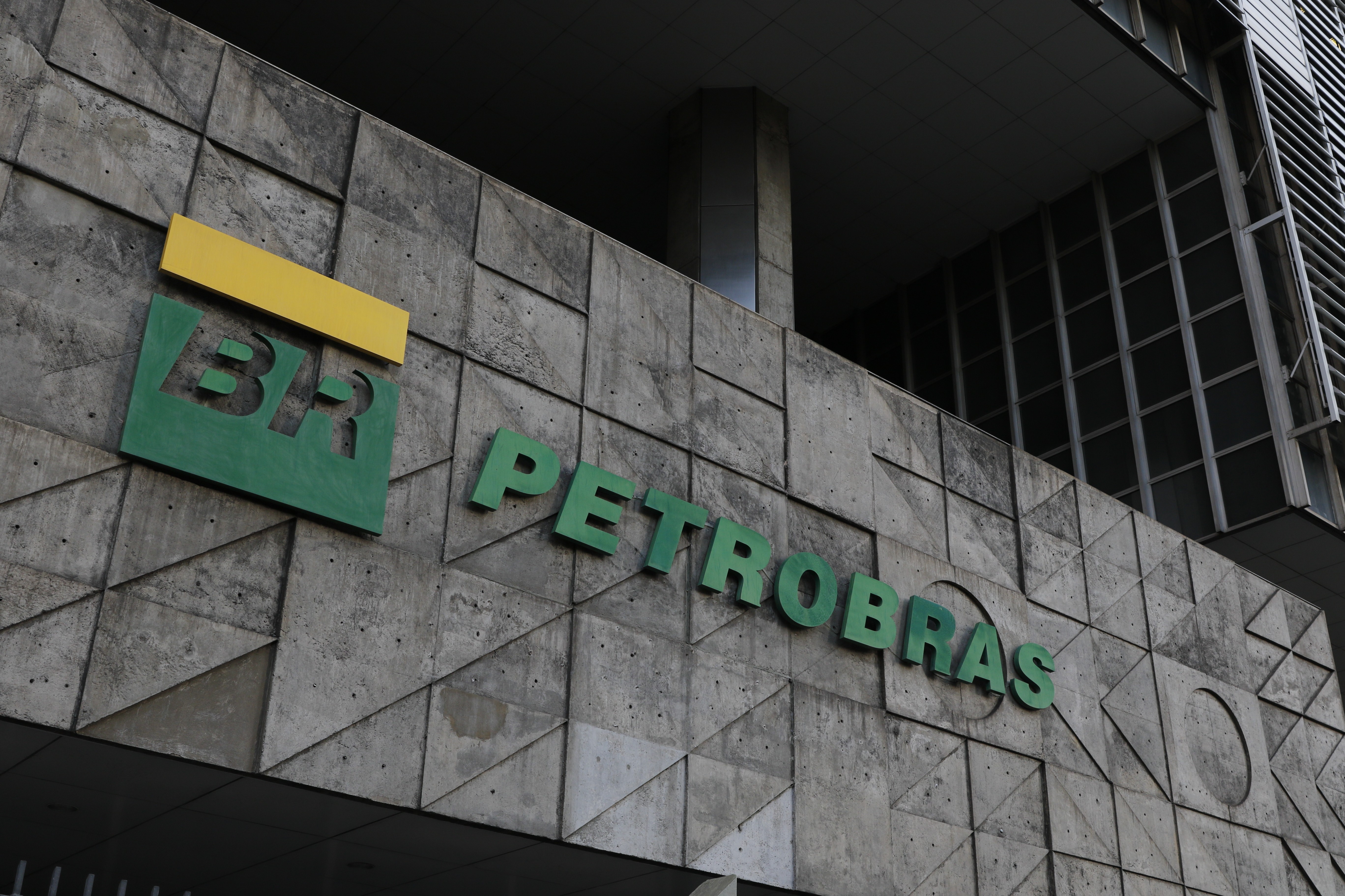 O governo Lula está agindo para proteger o bolso de quem abastece. Com o fim do desconto da Petrobras, a gasolina A vendida às distribuidoras passa a custar R$ 3,05 por litro, mas a redução de R$ 0,63 nos tributos federais deve deixar o preço na bomba R$ 0,19 mais barato do que na quarta-feira.

O decreto também zera tributos sobre o etanol hidratado e autoriza subsídio de R$ 1 por litro para o diesel, que se soma ao benefício de R$ 1,12 válido até 26 de setembro. As medidas saem a menos de um mês da eleição presidencial e em meio à alta do petróleo Brent, que voltou a superar US$ 100 o barril com o agravamento dos conflitos no Oriente Médio. Mais de 25% do diesel consumido no Brasil é importado, e o governo escolhe priorizar o povo, não os lucros das petrolíferas.