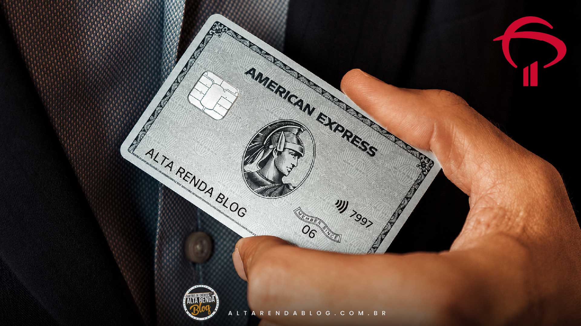 Boas notícias para quem ama viajar com conforto: o American Express The Platinum Card do Bradesco segue com benefícios robustos em 2026. São salas VIP Bradesco com acesso ilimitado, Fast Pass em Congonhas, acúmulo acelerado de pontos Livelo e status em redes hoteleiras selecionadas.

Se você viaja com frequência, o cartão ainda entrega seguros de viagem, vantagens em aluguel de carros, acesso ao programa Fine Hotels & Resorts e um concierge que ajuda a planejar cada detalhe. Na comparação com outros cartões premium, ele continua sendo um dos mais completos do mercado.