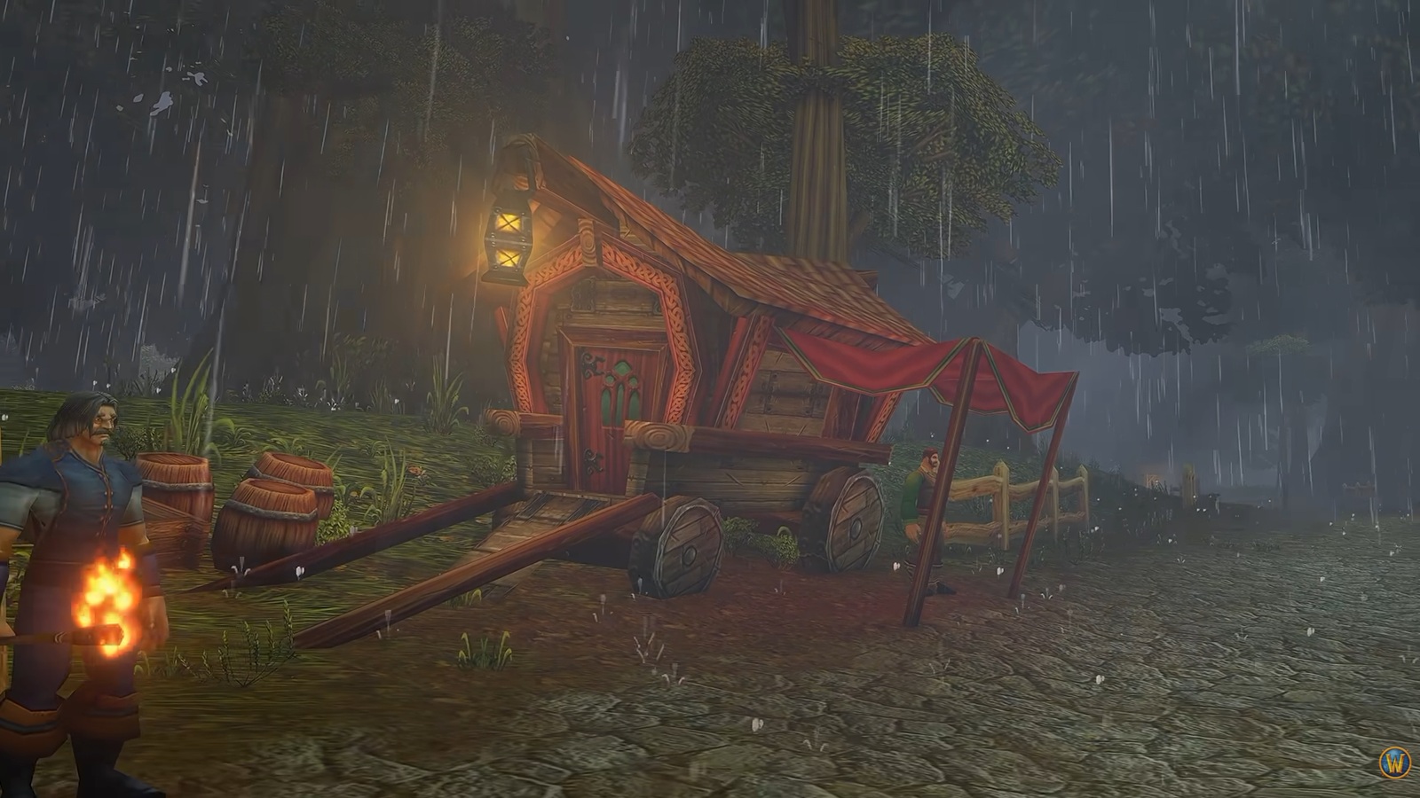 A Blizzard acabou de responder a um dos pedidos mais repetidos da comunidade de World of Warcraft: Forever: clima de verdade. Um novo teaser mostra Elwynn Forest sendo castigada por chuva forte, neblina densa e uma trilha sonora de tempestade, resposta direta a quem queria tempestades, tempestades de areia e garoas que viram aguaceiros, em vez dos efeitos brandos que o beta oferece hoje.

A mudança combina com a filosofia que a equipe repete para esta versão de Azeroth: a jornada importa mais do que salvar o mundo. O clima vira atrito, atmosfera e motivo para sentir que você realmente vive em uma zona, em vez de apenas atravessá-la. E ouvir a comunidade nesse nível é exatamente como um MMO deveria evoluir.

Ainda não há data fechada para o patch, mas o estúdio promete mais detalhes conforme a atualização se aproxima. Espere um beta barulhento, encharcado e cheio de clima, e espere também que boa parte dos jogadores passe a primeira semana apenas parada na chuva.