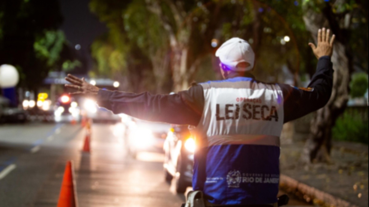 A Lei Seca acaba de completar 18 anos e promete um novo capítulo na segurança do trânsito brasileiro. A nova resolução atualiza os procedimentos de fiscalização, permitindo o uso de equipamentos certificados para detectar outras substâncias psicoativas, sem criar novas multas nem mudar as punições do CTB.

Quem se recusa ao bafômetro continua enfrentando multa de R$ 2.934,70, suspensão da CNH por 12 meses e retenção do veículo. Reincidência em até um ano dobra o valor para R$ 5.869,40. E um projeto de lei em análise pode endurecer ainda mais as penas para quem causar morte dirigindo embriagado.

A fiscalização também ficará mais padronizada, com registro de sinais de alteração da capacidade psicomotora e reteste em casos de interferência, como restos de álcool na boca. Fique por dentro do que muda e evite surpresas na próxima blitz.