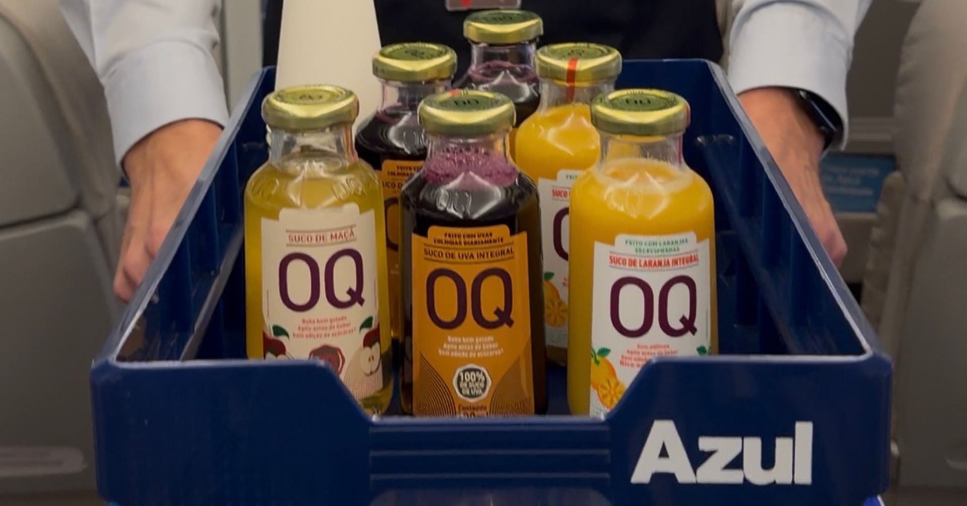 A Azul começou a servir sucos da OQ Bebidas Saudáveis em voos internacionais para os Estados Unidos e a Europa. A novidade vale para partidas de Viracopos (VCP), Belo Horizonte (CNF) e Recife (REC) desde 14 de agosto.

Na Classe Executiva, a bebida é servida em garrafas individuais de vidro de 300 ml. Na Econômica, a companhia oferece embalagens PET de 1,35 litro com 100% suco e sem adição de açúcar. A parceria com a Timbaúba S.A. valoriza frutas cultivadas no Vale do São Francisco e reforça a presença de produtos brasileiros no serviço de bordo.

Se você está planejando uma viagem internacional, aproveite para conhecer a Nomad, conta global para gastar no exterior com mais facilidade. Use o código TWUSX2GB7T ao criar sua conta.