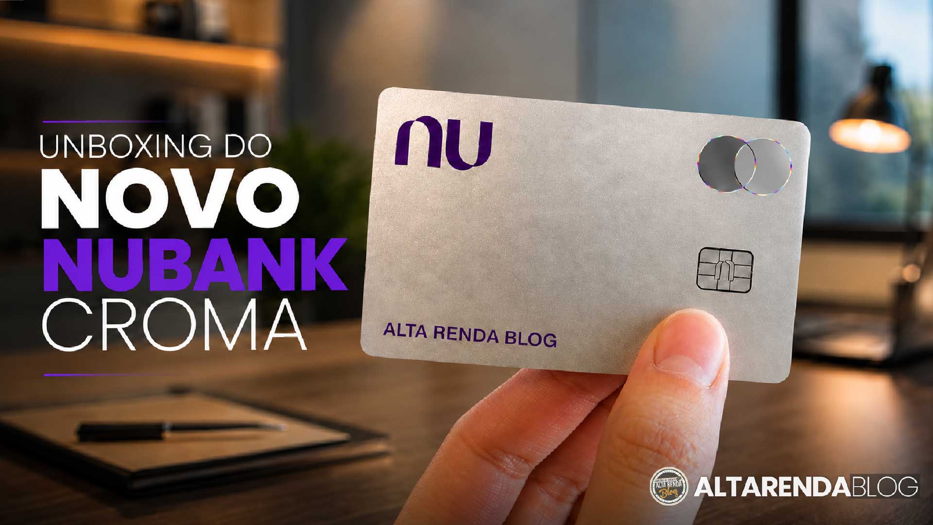 O Nubank começou a liberar o cartão Croma em larga escala, e o visual cinza cromado é só a ponta de uma mudança bem maior para o banco digital. O cartão combina cashback de 0,8% em todas as compras no crédito com 5% em 28 assinaturas digitais, como streaming, delivery e mobilidade urbana, ou até 9 pontos por dólar para quem prefere acumular recompensas.

O grande atrativo vai além do plástico. A Caixinha Turbo rende 120% do CDI, com liquidez diária e aportes de até R$ 10.000 por ciclo de um ano, o que a torna um bom destino para a reserva de emergência ou metas de curto prazo. Os pontos acumulados no cartão podem ser transferidos para LATAM Pass, Smiles e Azul, dando flexibilidade a quem voa com frequência para escolher a melhor emissão em cada momento.

A isenção da mensalidade está ao alcance de quem gasta bastante, exigindo R$ 4.000 em gastos mensais ou R$ 30.000 guardados no Nubank. É uma aposta clara em clientes que consomem e investem dentro do mesmo ecossistema, e a proposta de cashback em assinaturas pode pressionar os bancos rivais a reforçar seus próprios programas de recompensas.