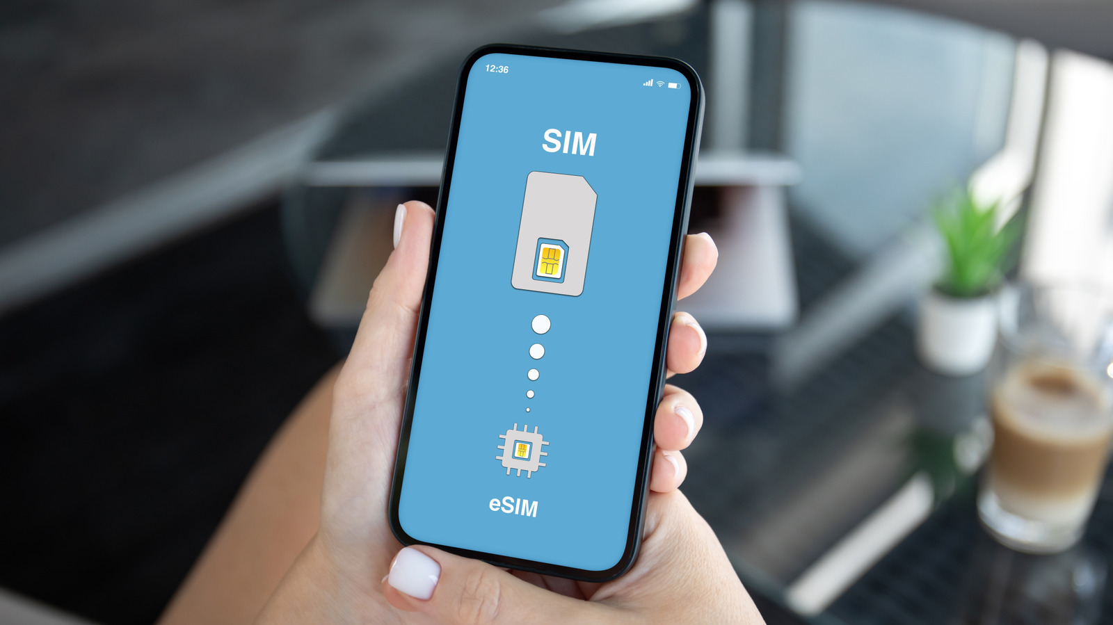 A disputa pelo chip está esquentando, e o eSIM está construindo um argumento difícil de ignorar. Sem bandeja para abrir, sem cartão minúsculo para perder e sem esperar pela entrega de uma reposição. Você ativa um plano por app ou QR code, guarda vários perfis para separar linha pessoal e profissional e troca de celular sem o drama de sempre.

O ganho real aparece nas viagens. Com um aparelho desbloqueado, dá para comprar um eSIM de viagem antes de embarcar, fugir do roaming e deixar o plano guardado até o próximo destino. Mas não é solução mágica: o suporte das operadoras varia, transferir a linha entre aparelhos ainda pode exigir atendimento e a ativação digital não elimina golpes de troca de SIM. O chip físico segue como alternativa mais simples para celulares antigos e para quem só quer encaixar o cartão e usar. A regra é clara: confira a compatibilidade, leia as letras miúdas sobre roaming e escolha o formato que combina com a sua rotina.