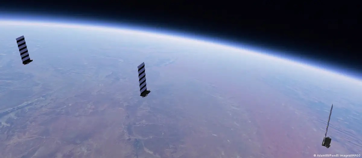 A Rússia corre para lançar a Rassvet, uma rede de satélites bancada pelo Kremlin para ser a sua própria versão da Starlink, e a corrida revela o quanto a máquina de guerra de Moscou depende de tecnologia que não controla. Depois de invadir a Ucrânia, as forças russas se viram em desvantagem diante do acesso de Kiev à rede da SpaceX, de Elon Musk, que mantém drones, mísseis e comunicações táticas funcionando mesmo quando torres e cabos são destruídos.

A estatal aeroespacial Bureau 1440 já colocou 31 satélites em órbita e planeja chegar a 292 até 2027. Mas especialistas dizem que o projeto está longe da Starlink: os equipamentos atuais entregam cerca de 1 gigabit por segundo, enquanto a geração mais recente da SpaceX alcança 100 gigabits por segundo, e alguns lançamentos russos foram parar nas órbitas erradas.

A inteligência militar ucraniana alerta que Moscou está acelerando a implantação, e até uma rede mais fraca pode melhorar a coordenação de drones no front. Ainda assim, analistas duvidam que uma economia isolada e atingida por sanções consiga fechar a diferença, expondo os limites de um regime que escolheu a guerra imperialista em vez do futuro do seu próprio povo.