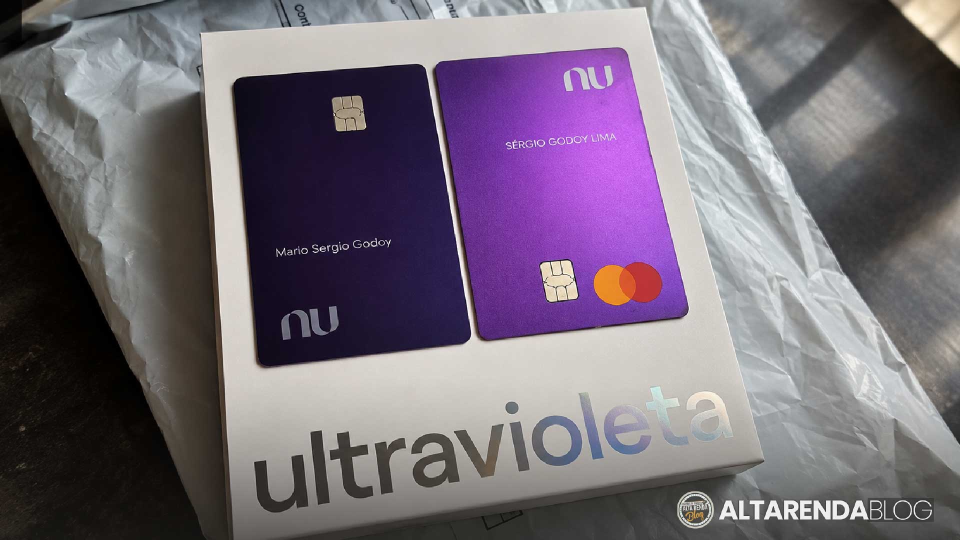 O Nubank acaba de mexer com o jogo para quem persegue o Ultravioleta, seu Mastercard Black de metal. O banco passou a exibir para parte dos clientes um caminho dentro do proprio aplicativo que liga investimento diretamente a avaliacao do cartao: aplique a partir de R$ 50 mil em produtos de investimento do Nubank e seu perfil entra numa analise especifica para o cartao. O convite continua dependendo de criterios internos, entao o aporte aumenta a visibilidade do seu perfil, mas nao e promessa de aprovacao.

Em paralelo, o Nubank reativou uma oferta direta no app para clientes selecionados: o Ultravioleta com doze meses de anuidade totalmente gratuitos, mantendo todos os beneficios ativos desde o primeiro dia. A mensalidade padrao e de R$ 89, mas ela some quando o cliente gasta mais de R$ 8 mil por mes no cartao ou mantem a partir de R$ 50 mil guardados ou investidos entre Nubank e NuInvest.

Somando os dois caminhos, a conta fica alta: o mesmo aporte de R$ 50 mil que abre o atalho para a avaliacao tambem zera a mensalidade de forma recorrente, nao so no primeiro ano. Some 1,25 por cento de cashback que rende 200 por cento do CDI quando nao resgatado, ou 2,2 pontos por dolar gasto, e o cartao deixa de ser simbolo de status para virar ferramenta real de quem ja investe.